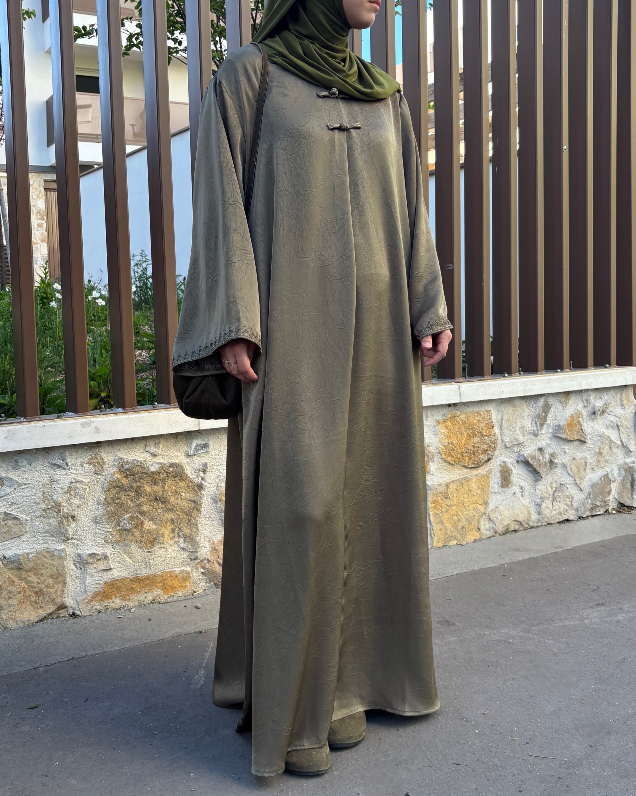 Abaya Élégante Style Asiatique – Boutons Pankou & Tissu Satiné