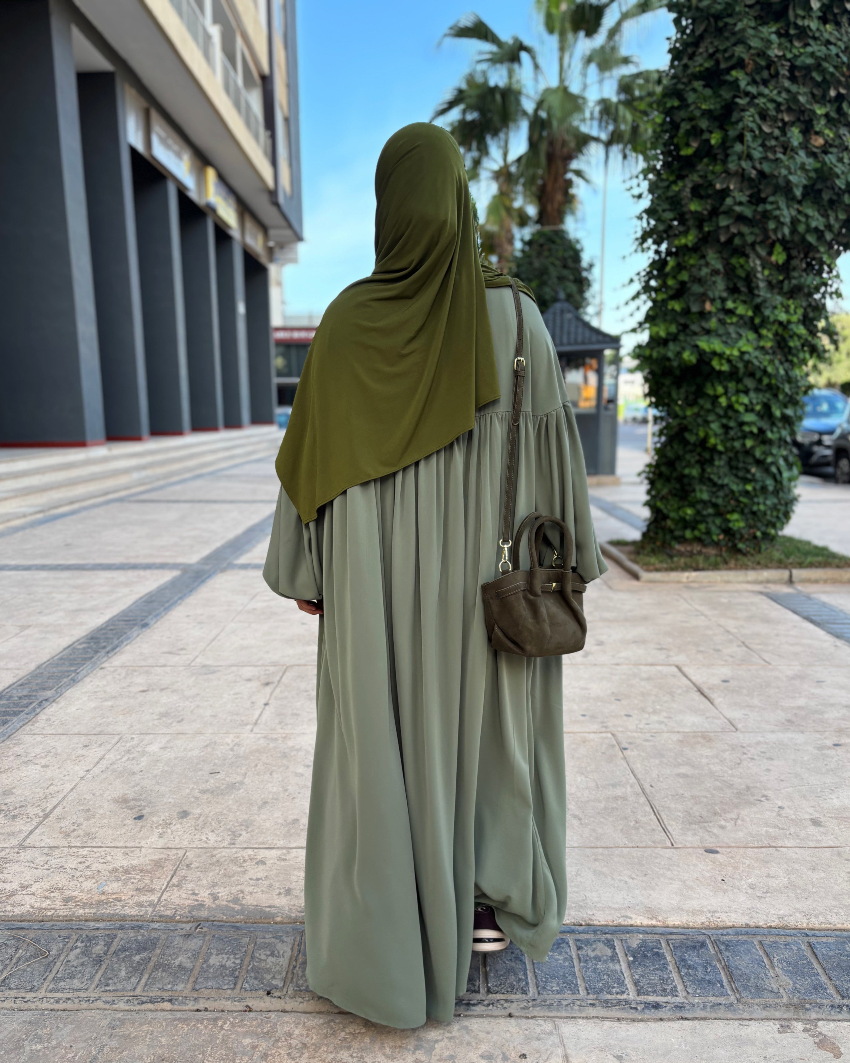 Abaya Alya en Soie de Médine – Élégance Pudique et Raffinée