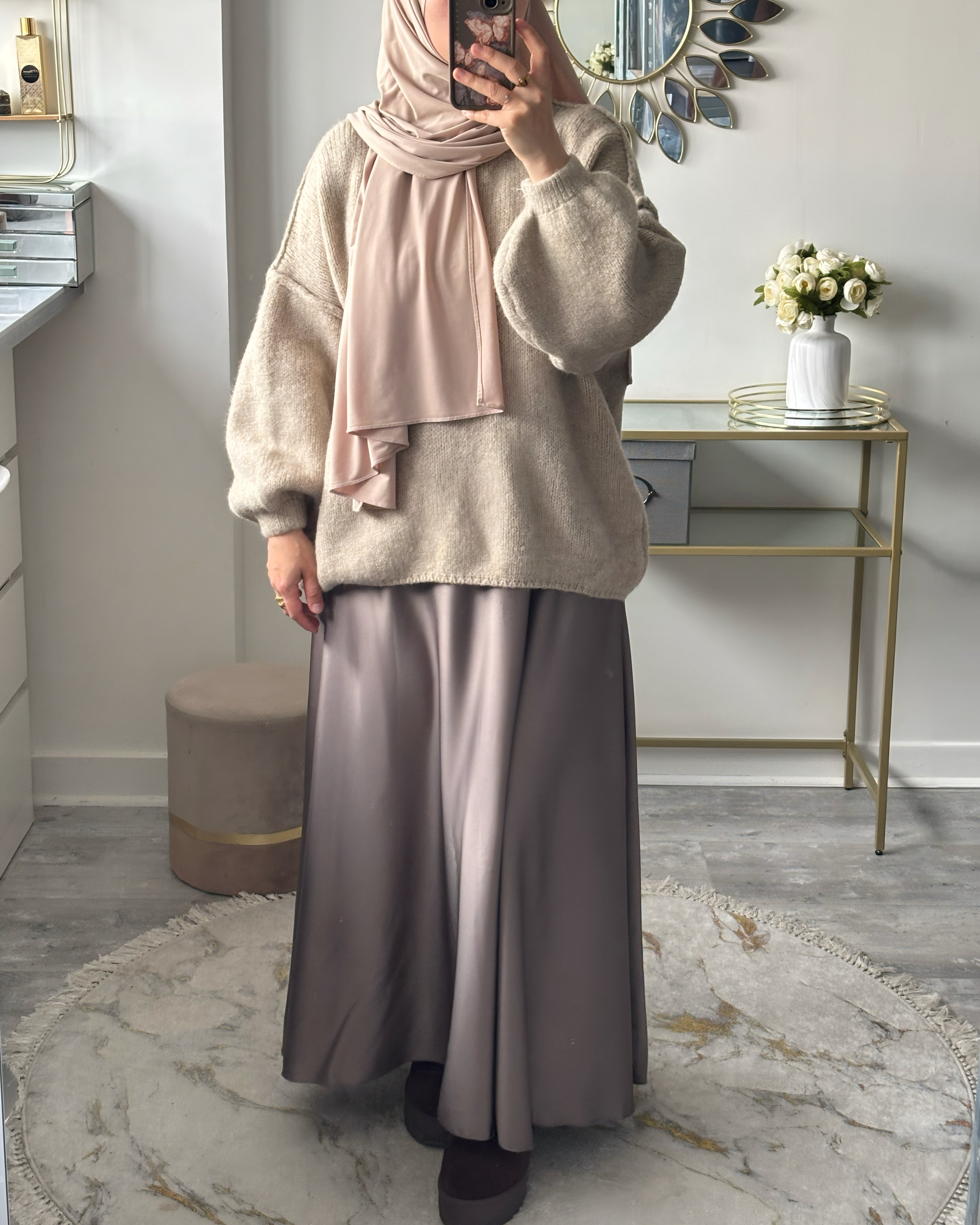 Jupe Satinée Taille Haute - Élégance et Modestie