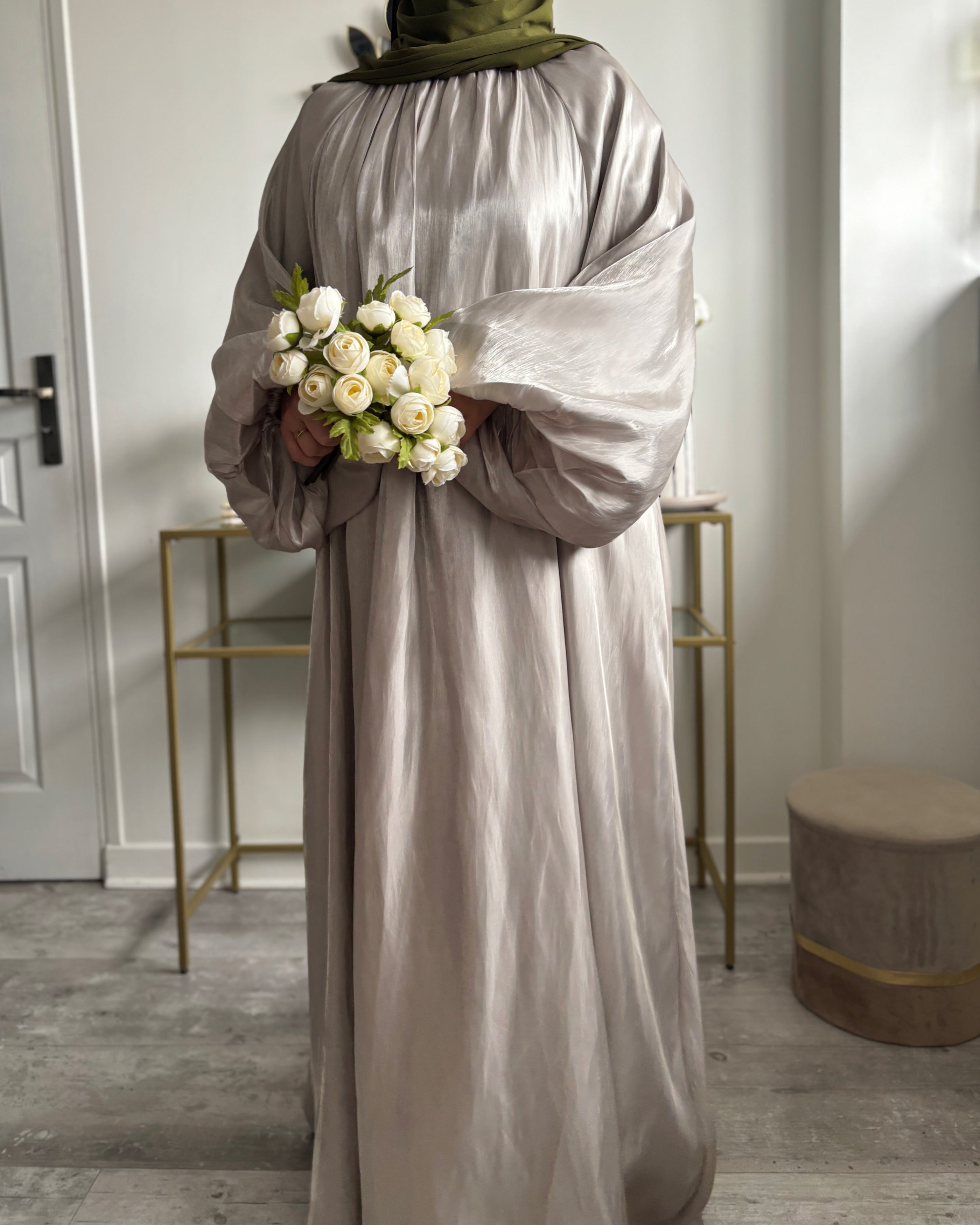 Abaya Satinée Kaki Clair – Élégance Émiratie