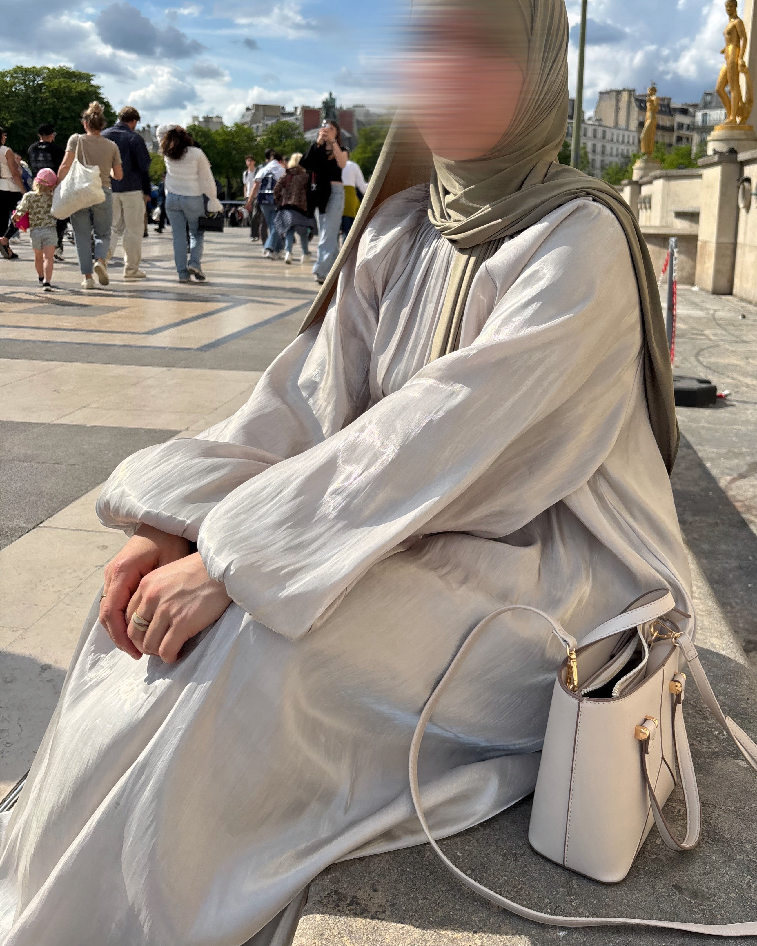 Abaya Satinée Kaki Clair – Élégance Émiratie