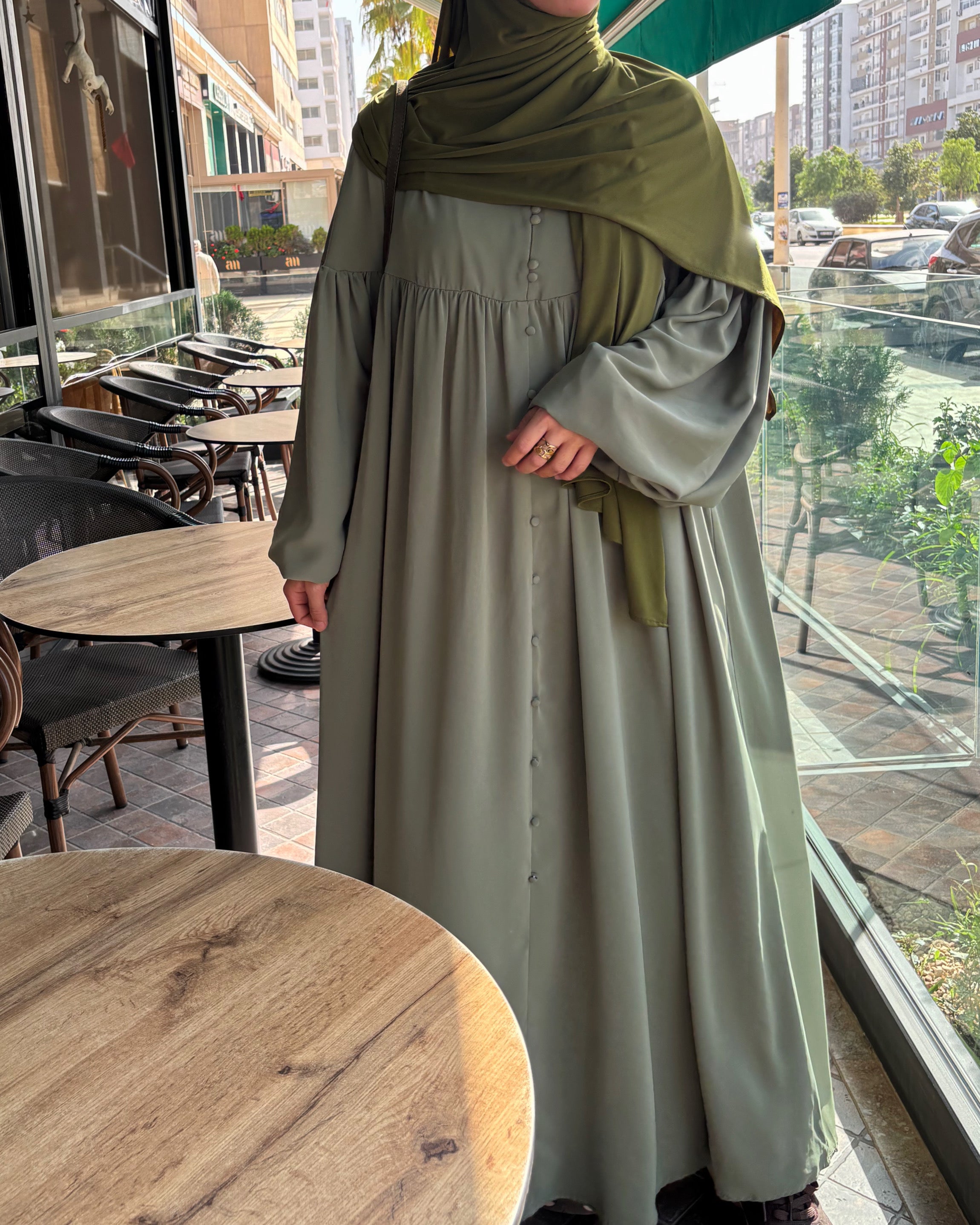 Abaya Alya en Soie de Médine – Élégance Pudique et Raffinée