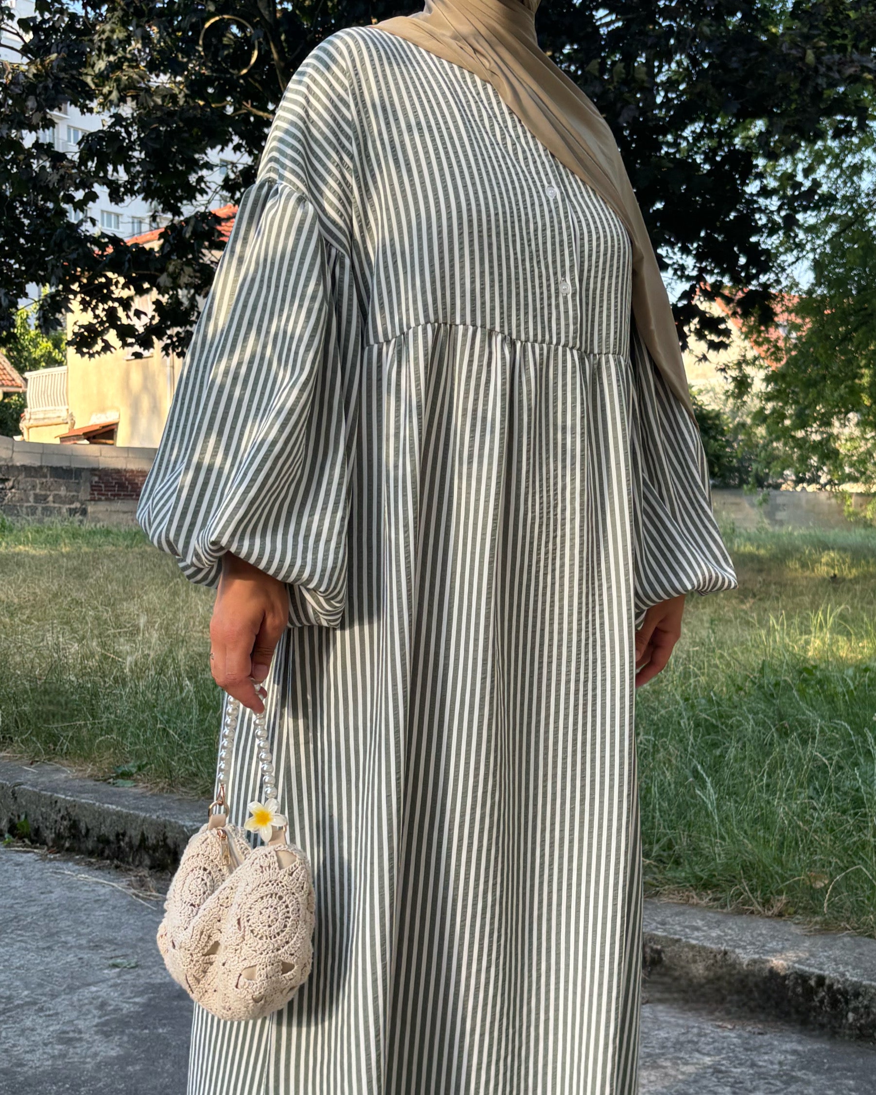 Abaya blanche à rayures – Élégance minimaliste pour l’été