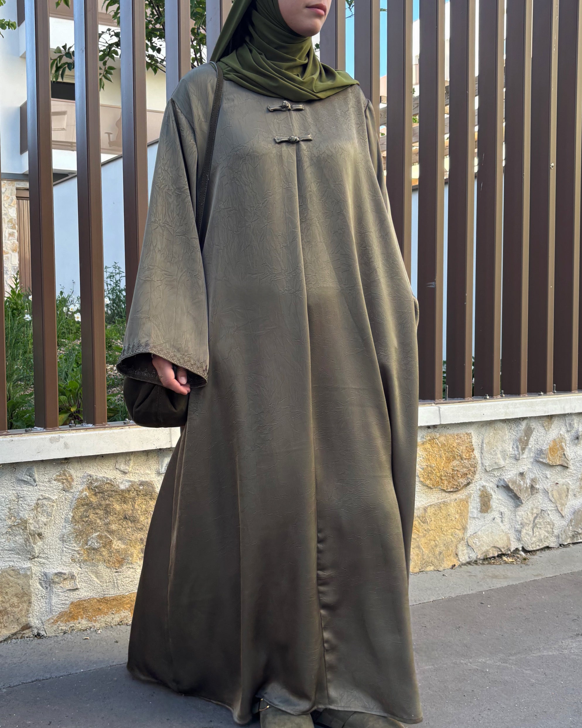 Abaya Élégante Style Asiatique – Boutons Pankou & Tissu Satiné