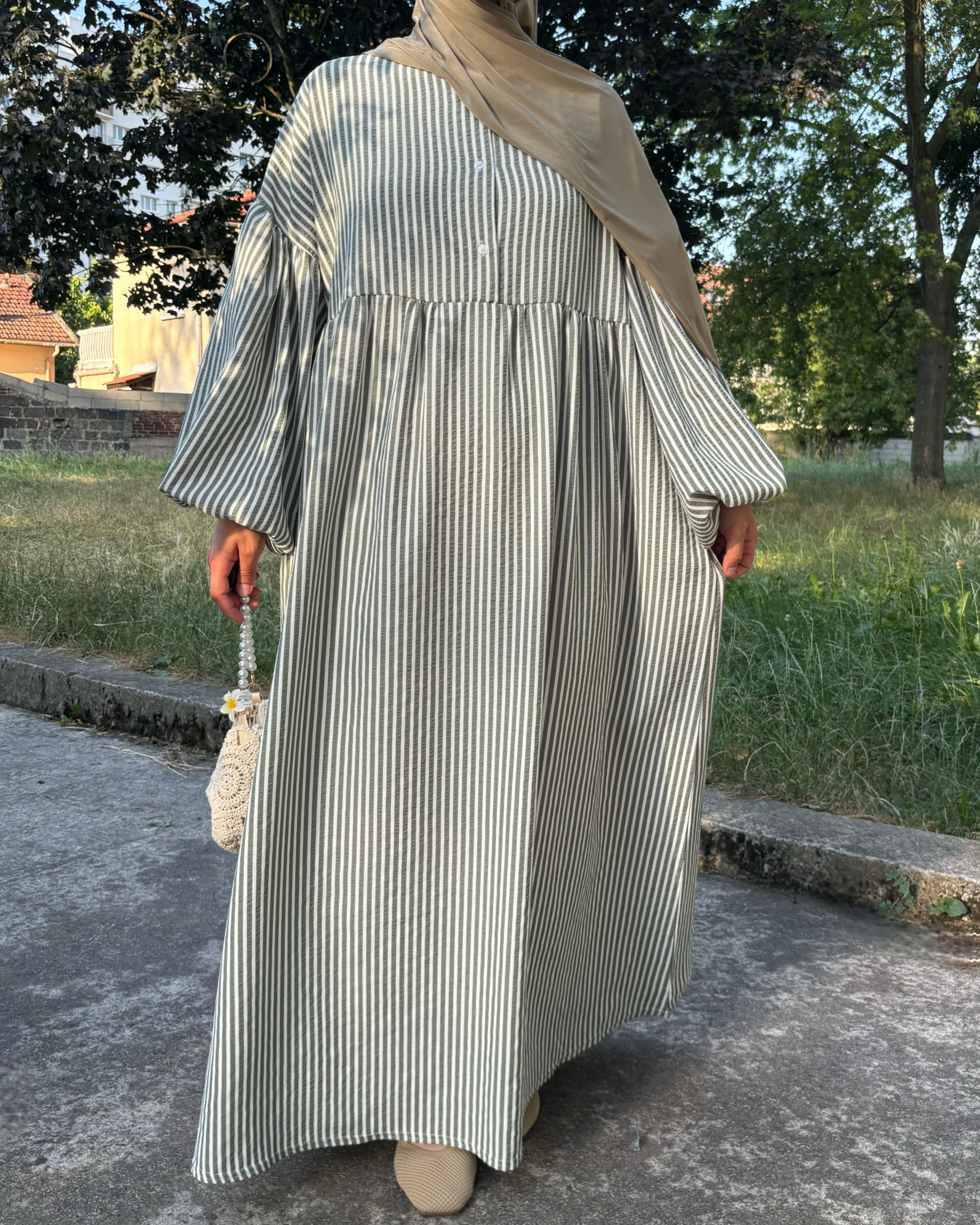 Abaya blanche à rayures – Élégance minimaliste pour l’été