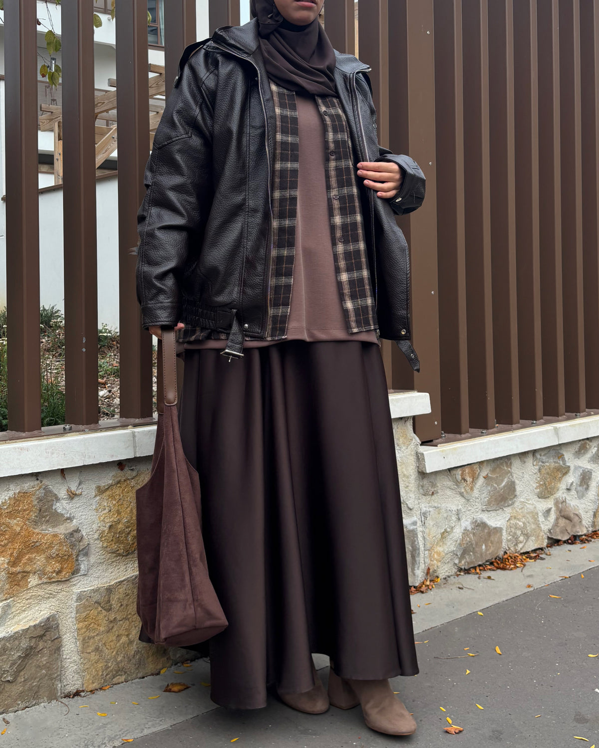 Jupe longue évasée satinée ceinturée – Marron chocolat