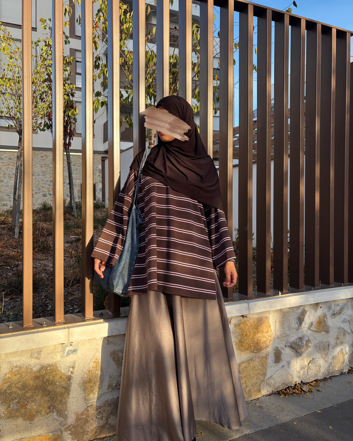 Jupe Satinée Taille Haute - Élégance et Modestie
