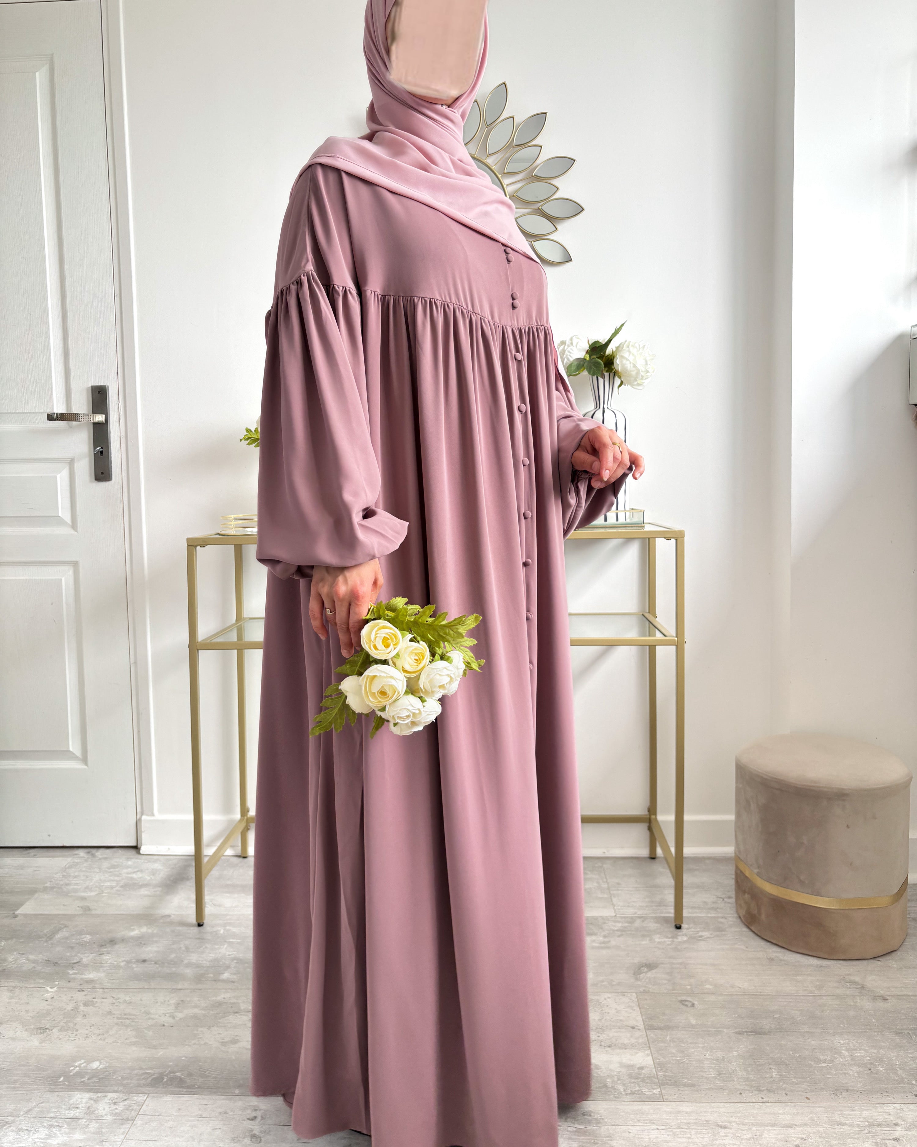 Magnifique abaya très élégante avec de beaux détails et un tissu magnifique pour femmes musulmanes