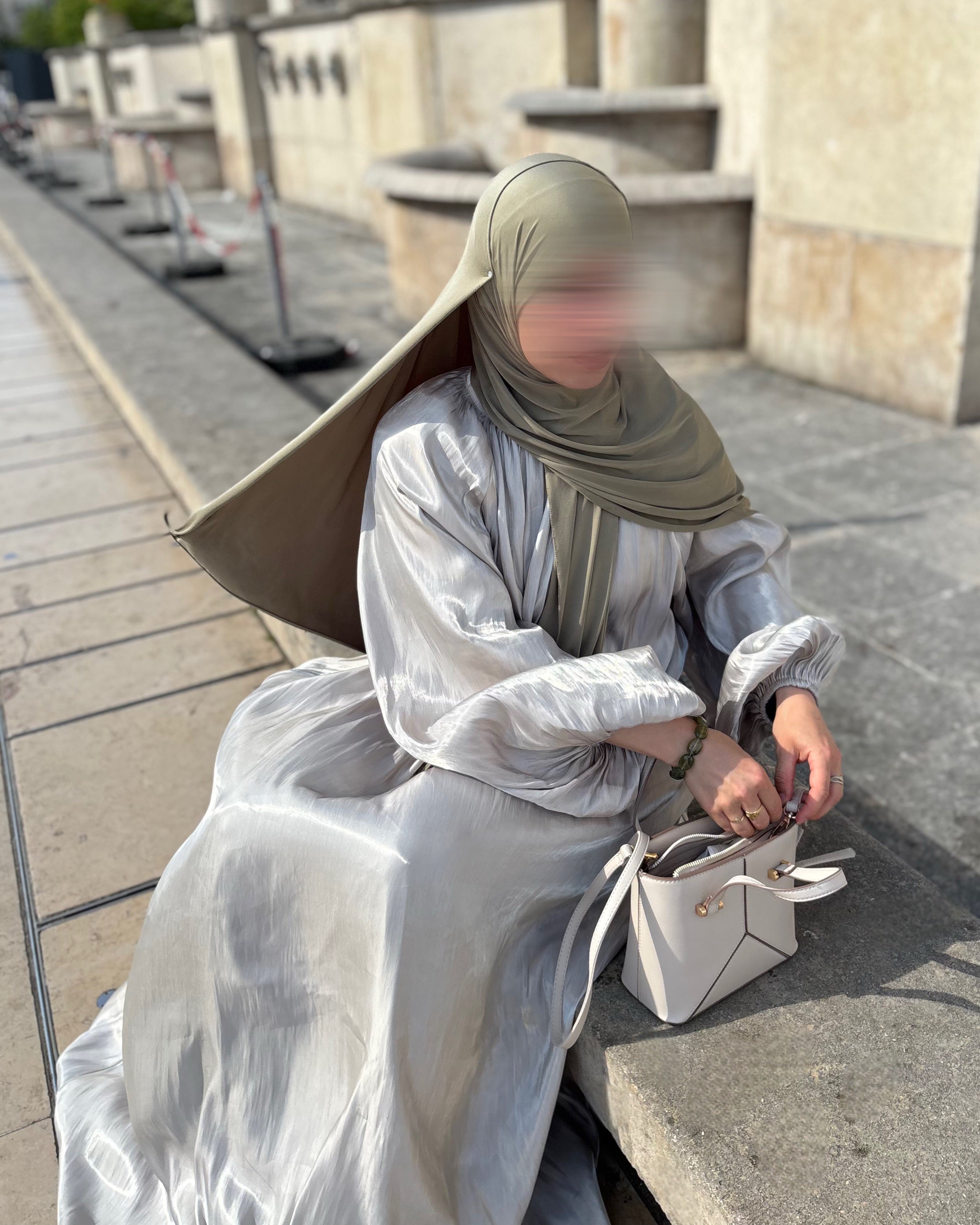 Abaya Satinée Kaki Clair – Élégance Émiratie