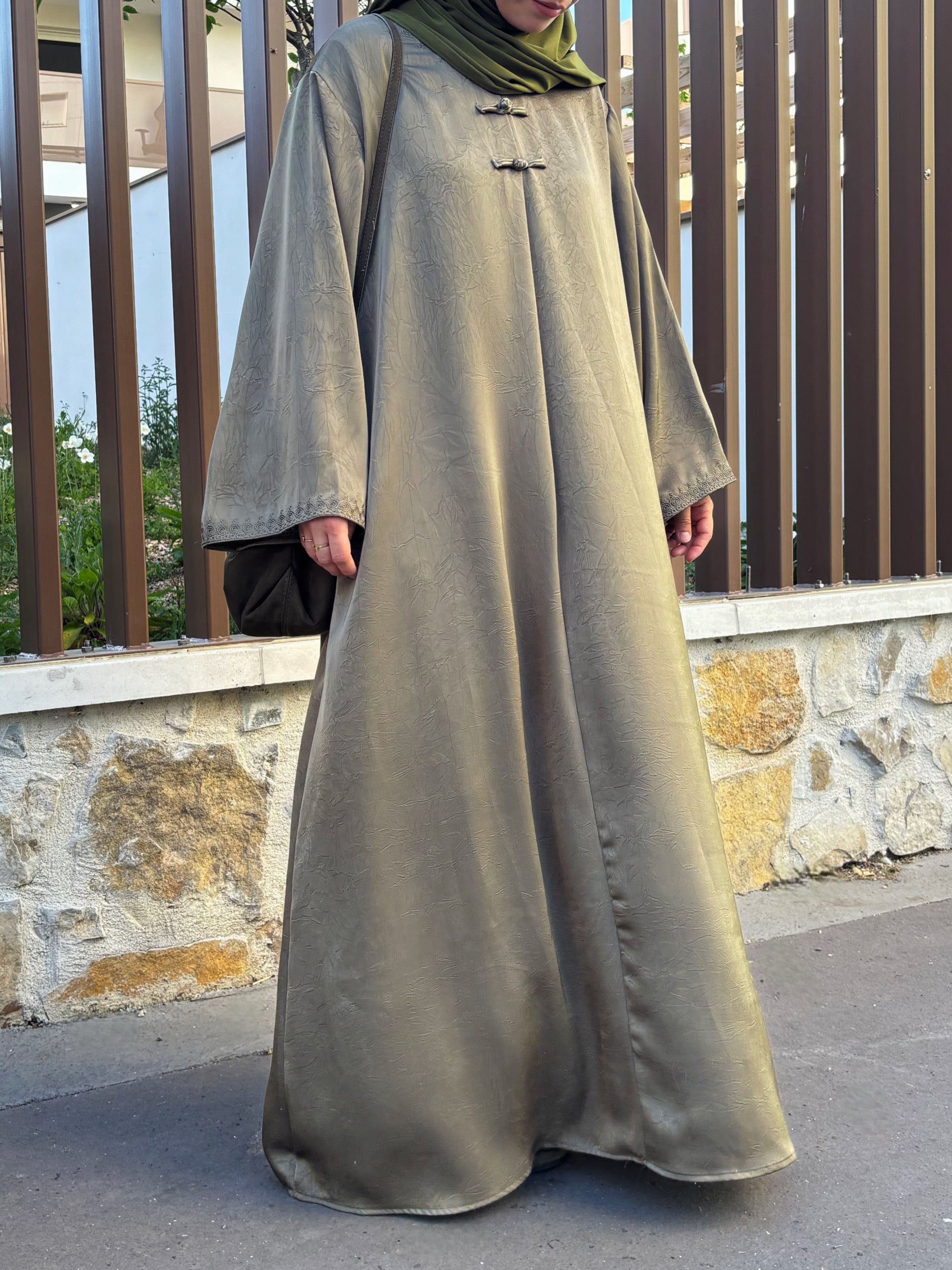 Abaya Élégante Style Asiatique – Boutons Pankou & Tissu Satiné