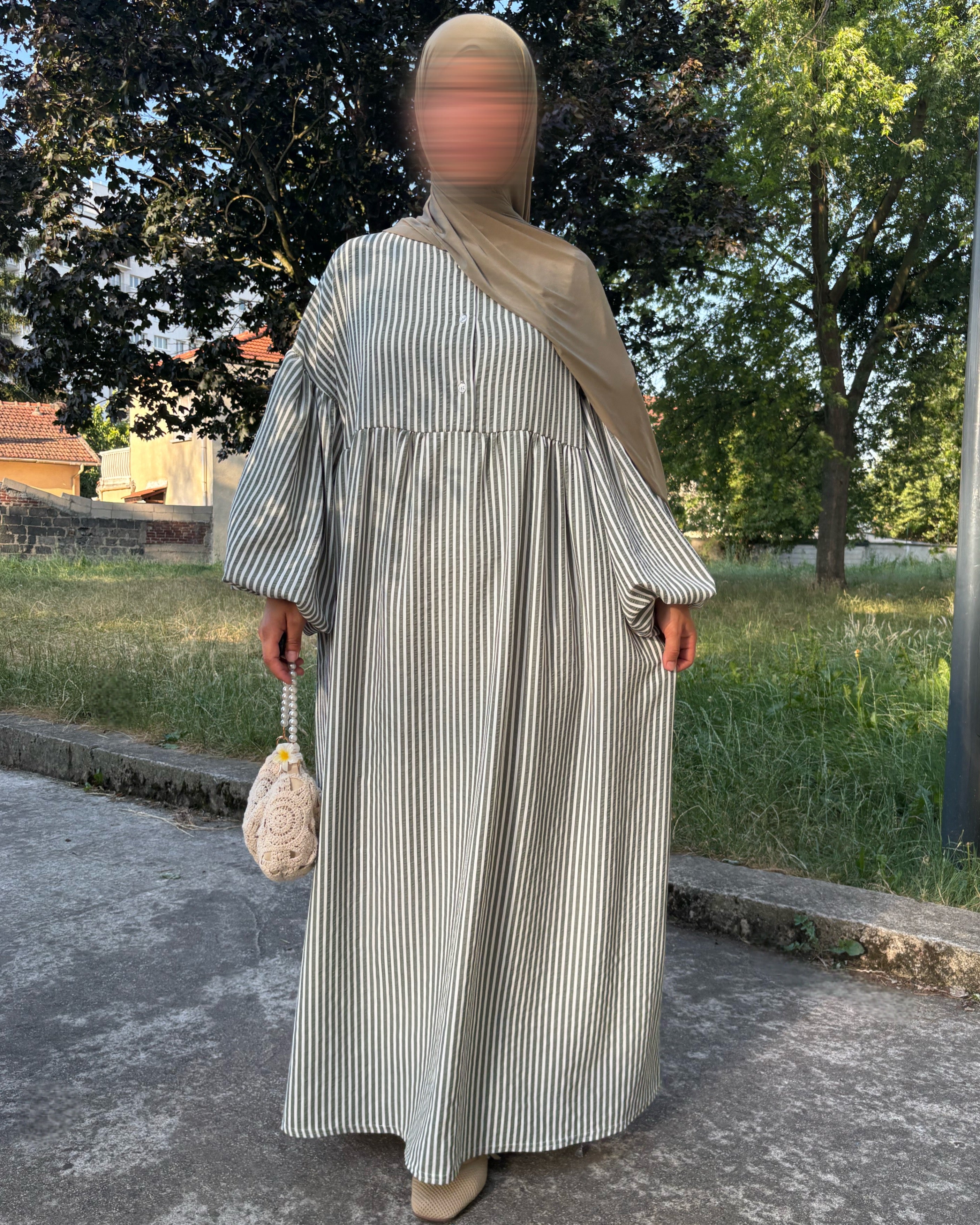 Abaya blanche à rayures – Élégance minimaliste pour l’été