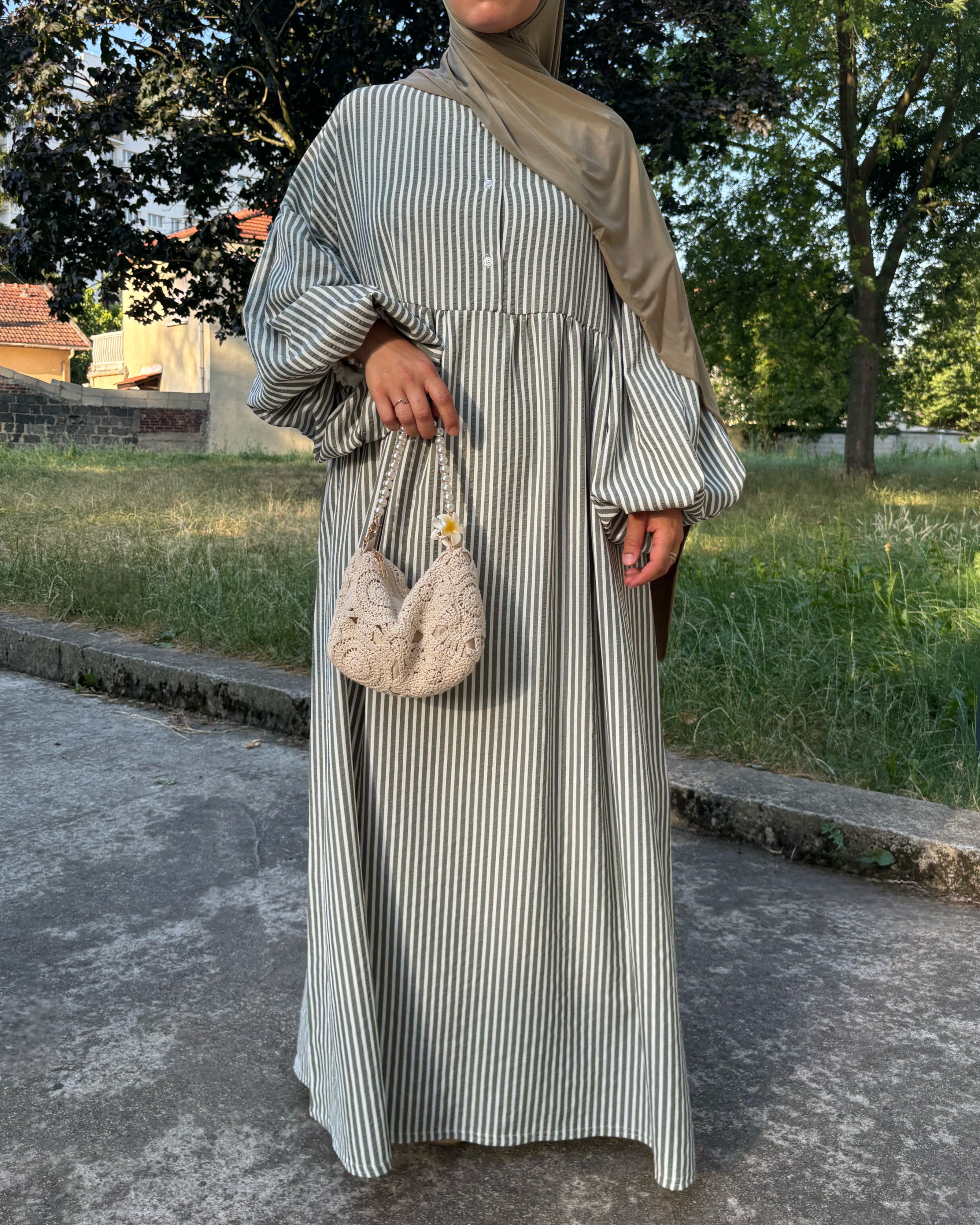 Abaya blanche à rayures – Élégance minimaliste pour l’été