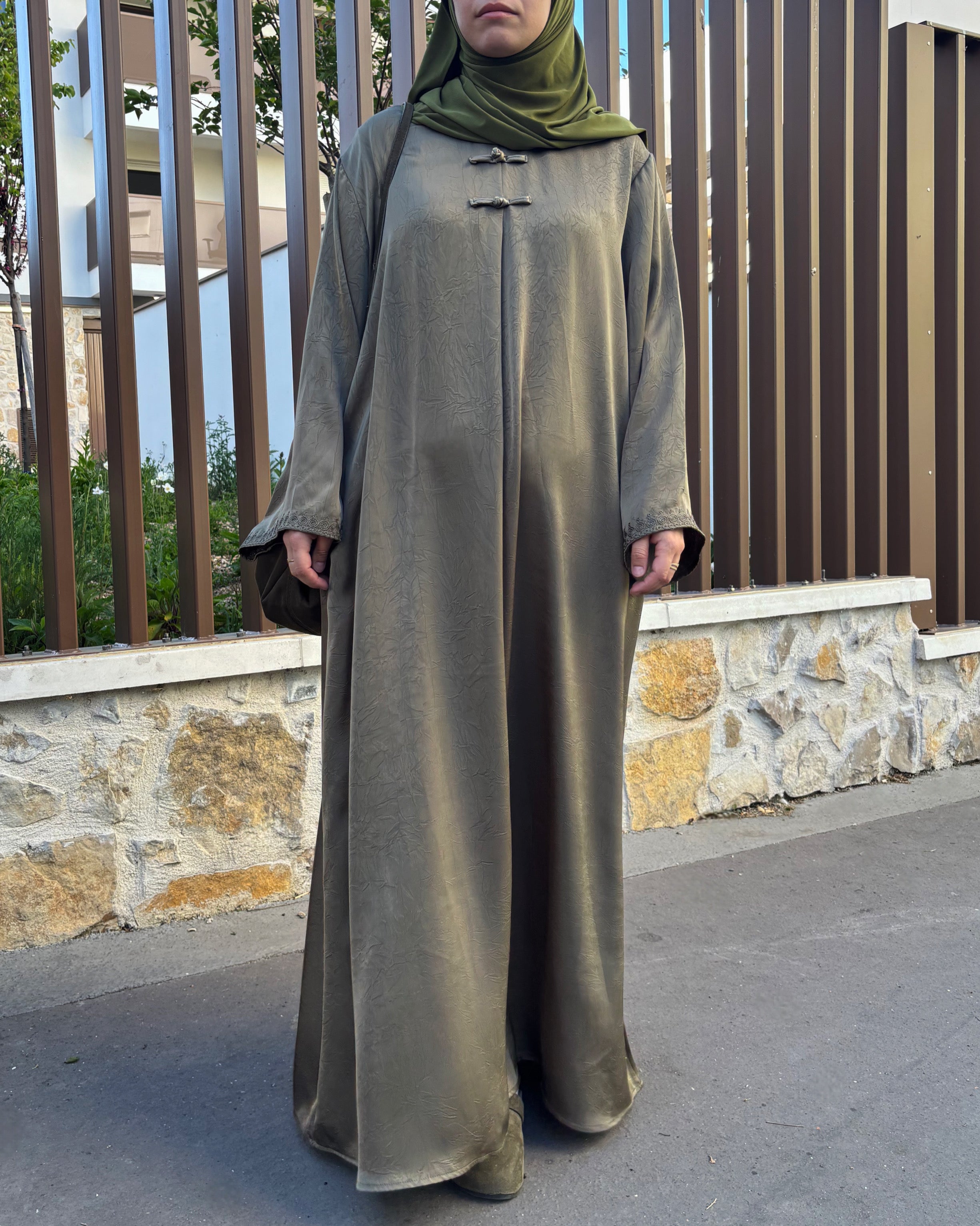 Abaya Élégante Style Asiatique – Boutons Pankou & Tissu Satiné