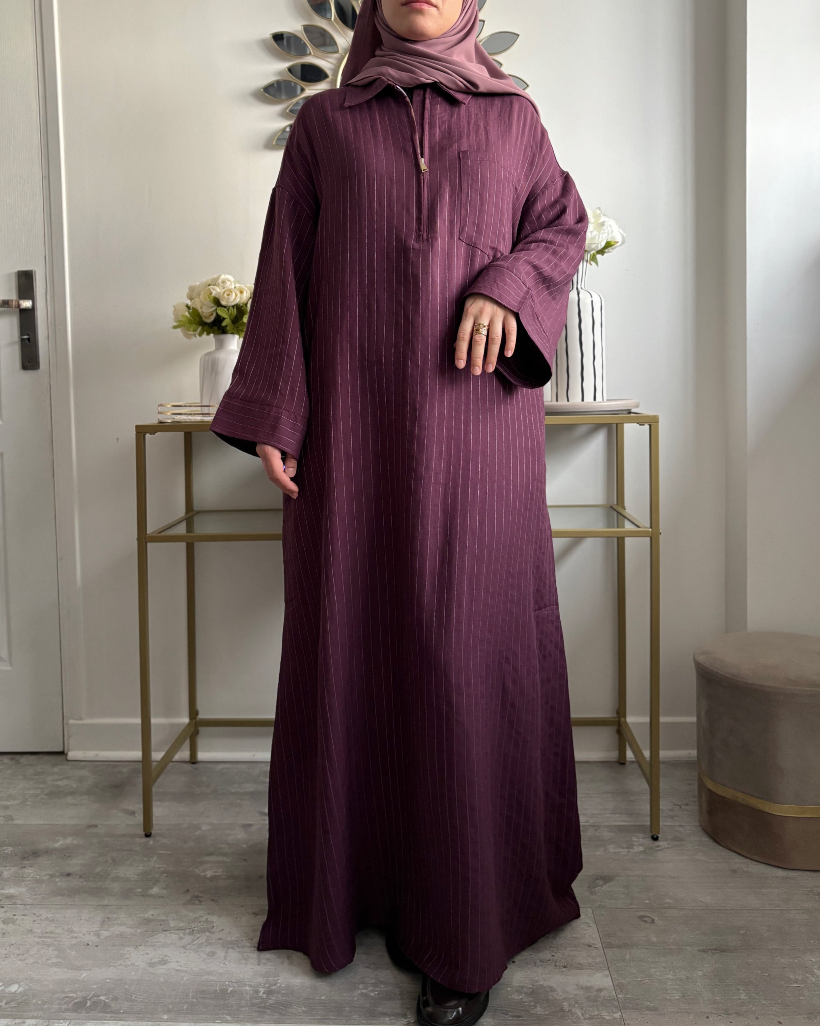 Abaya Rayée Col Polo Zip – | Modest Fashion Élégante & Naturelle
