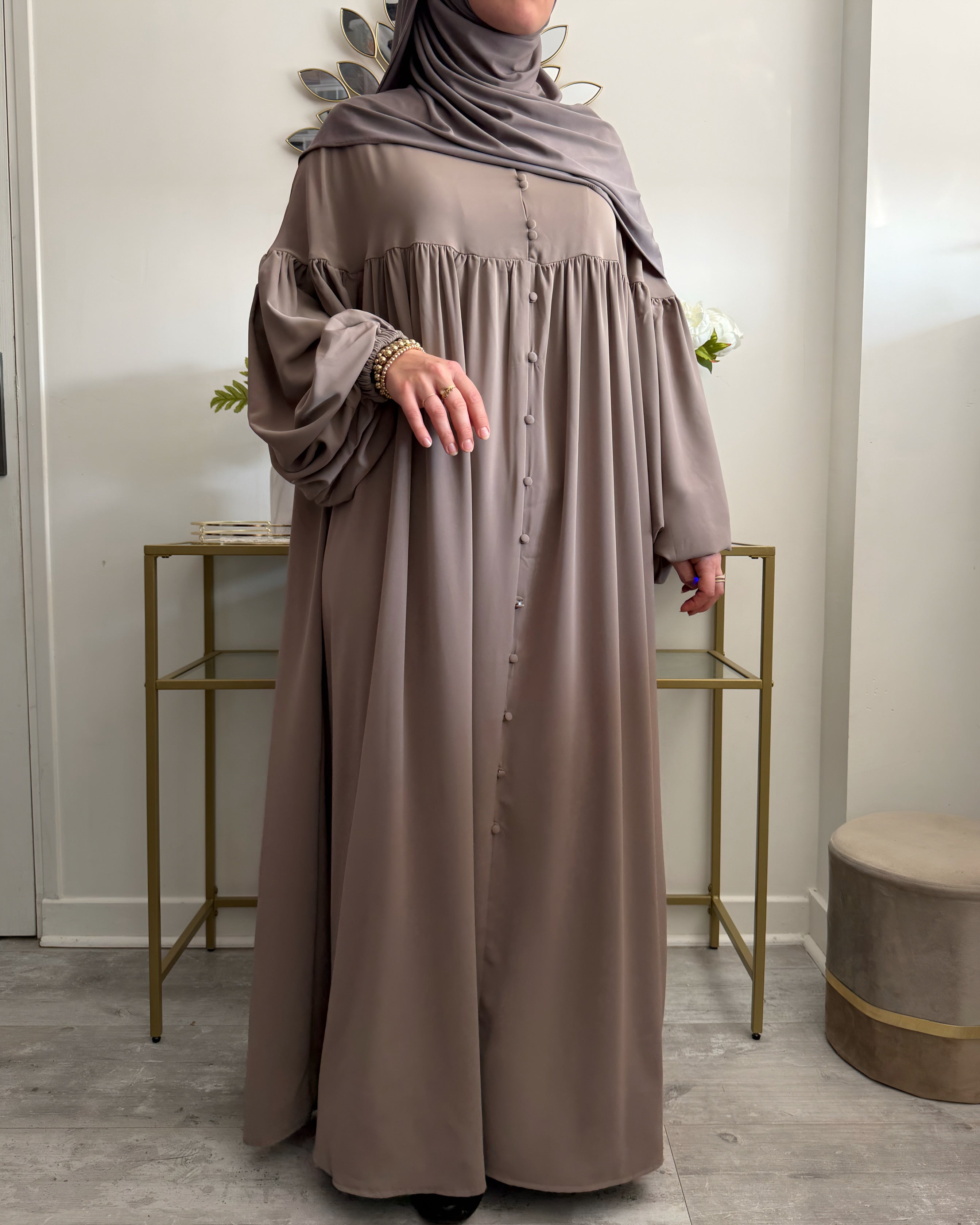 Abaya Alya en Soie de Médine – Élégance Pudique et Raffinée