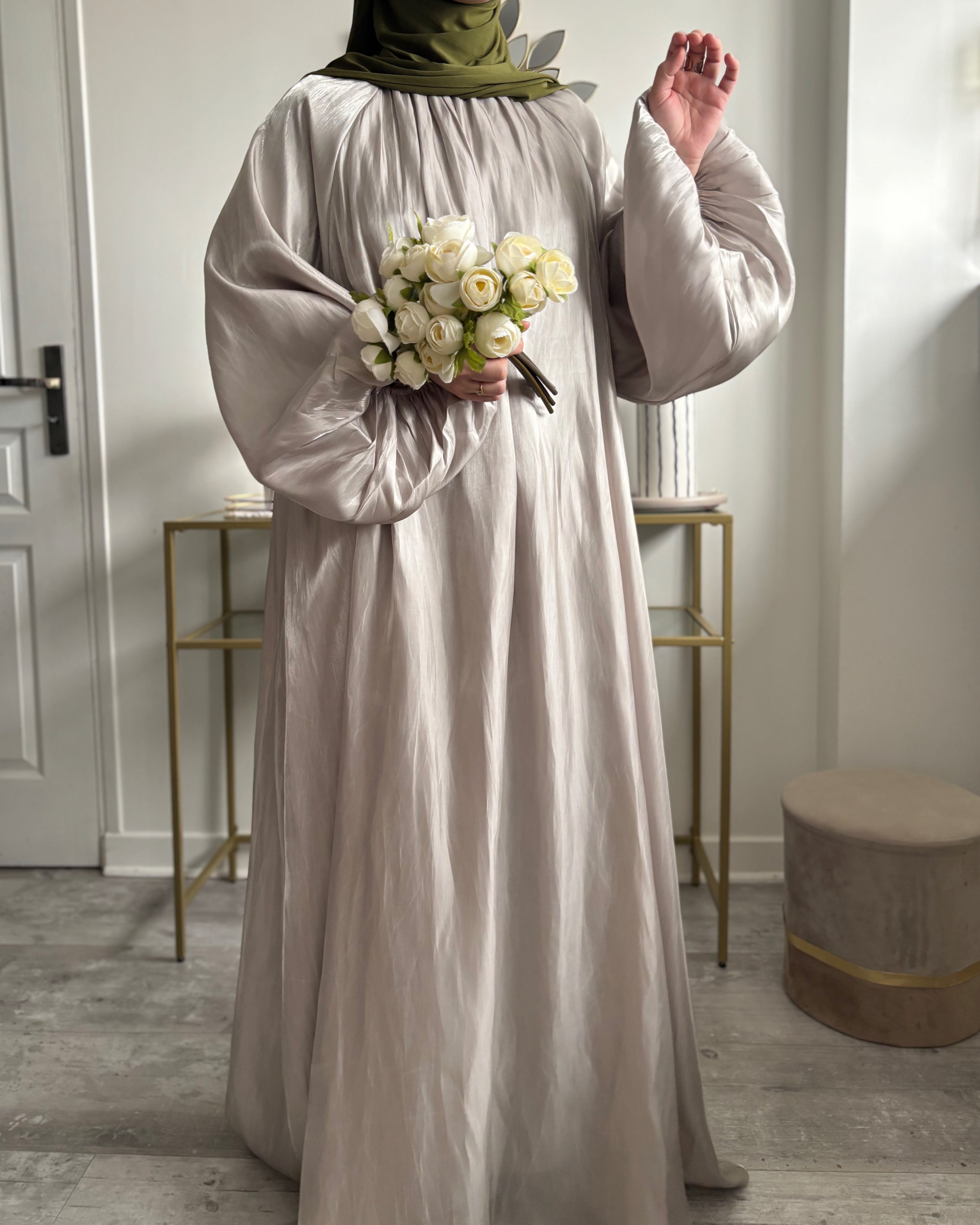 Abaya Satinée Kaki Clair – Élégance Émiratie