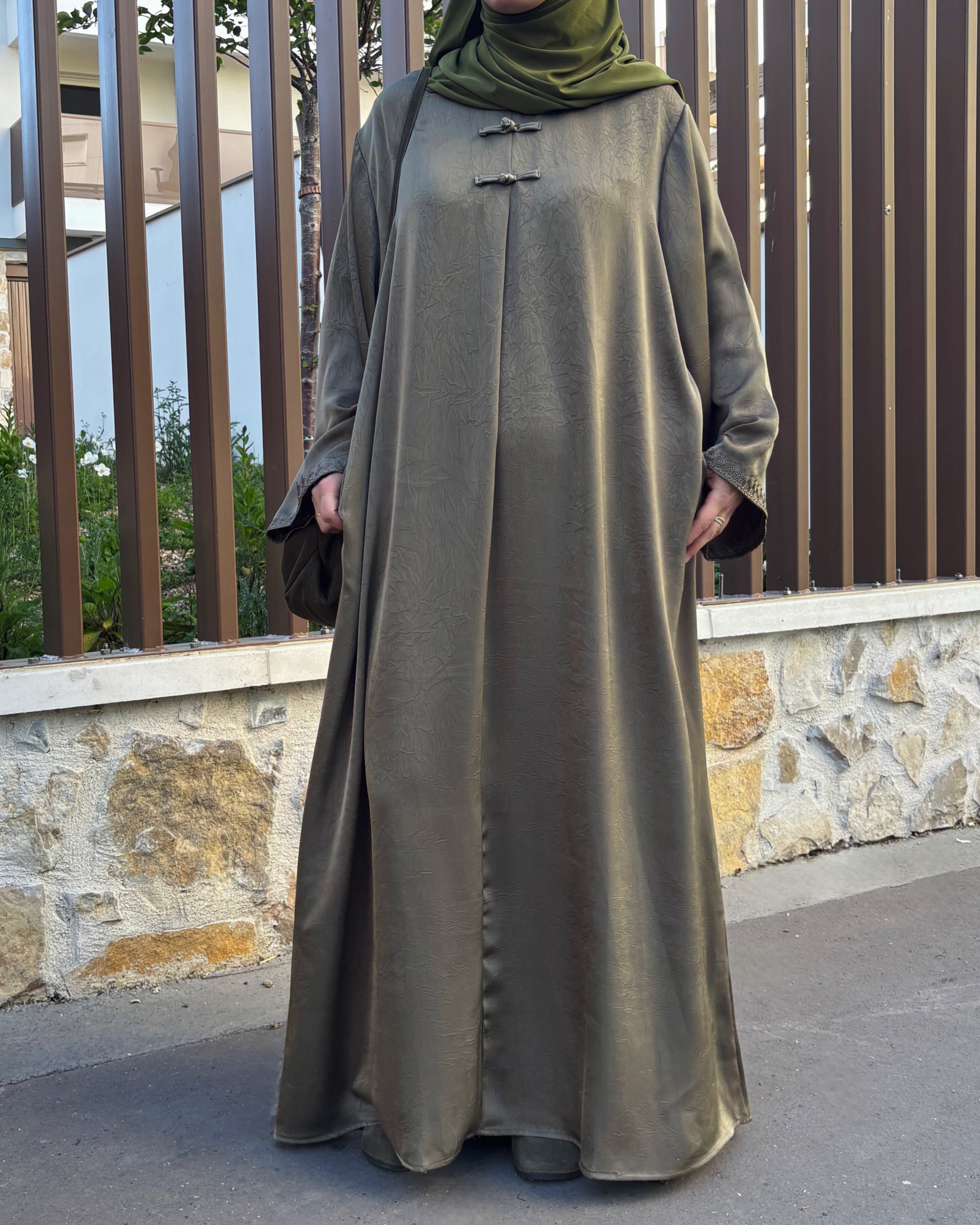 Abaya Élégante Style Asiatique – Boutons Pankou & Tissu Satiné