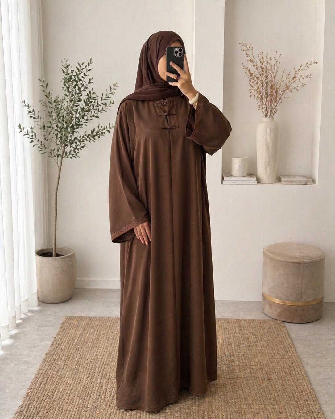 Abaya Élégante Style Asiatique – Boutons Pankou & Tissu Satiné