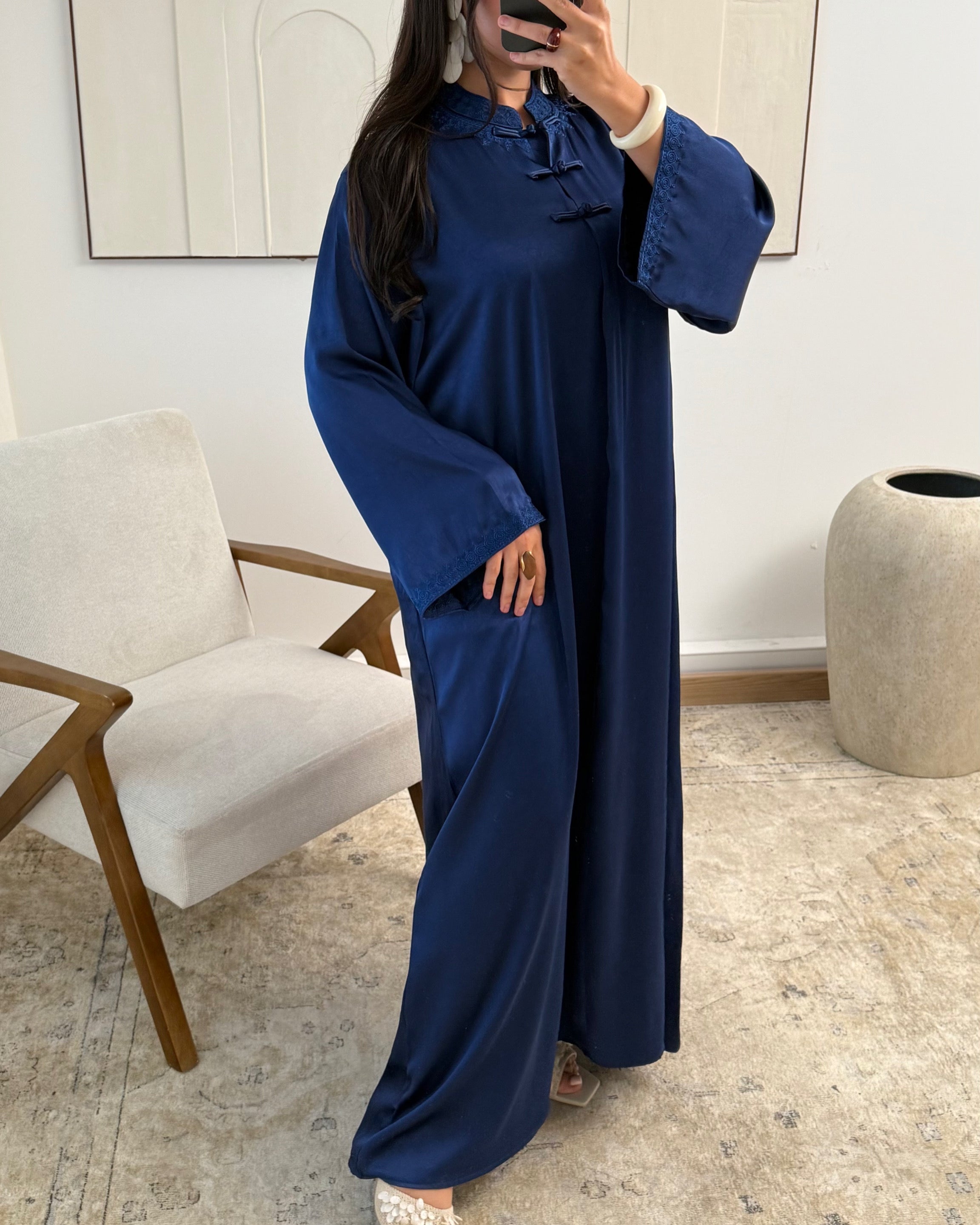Abaya Élégante Style Asiatique – Boutons Pankou & Tissu Satiné
