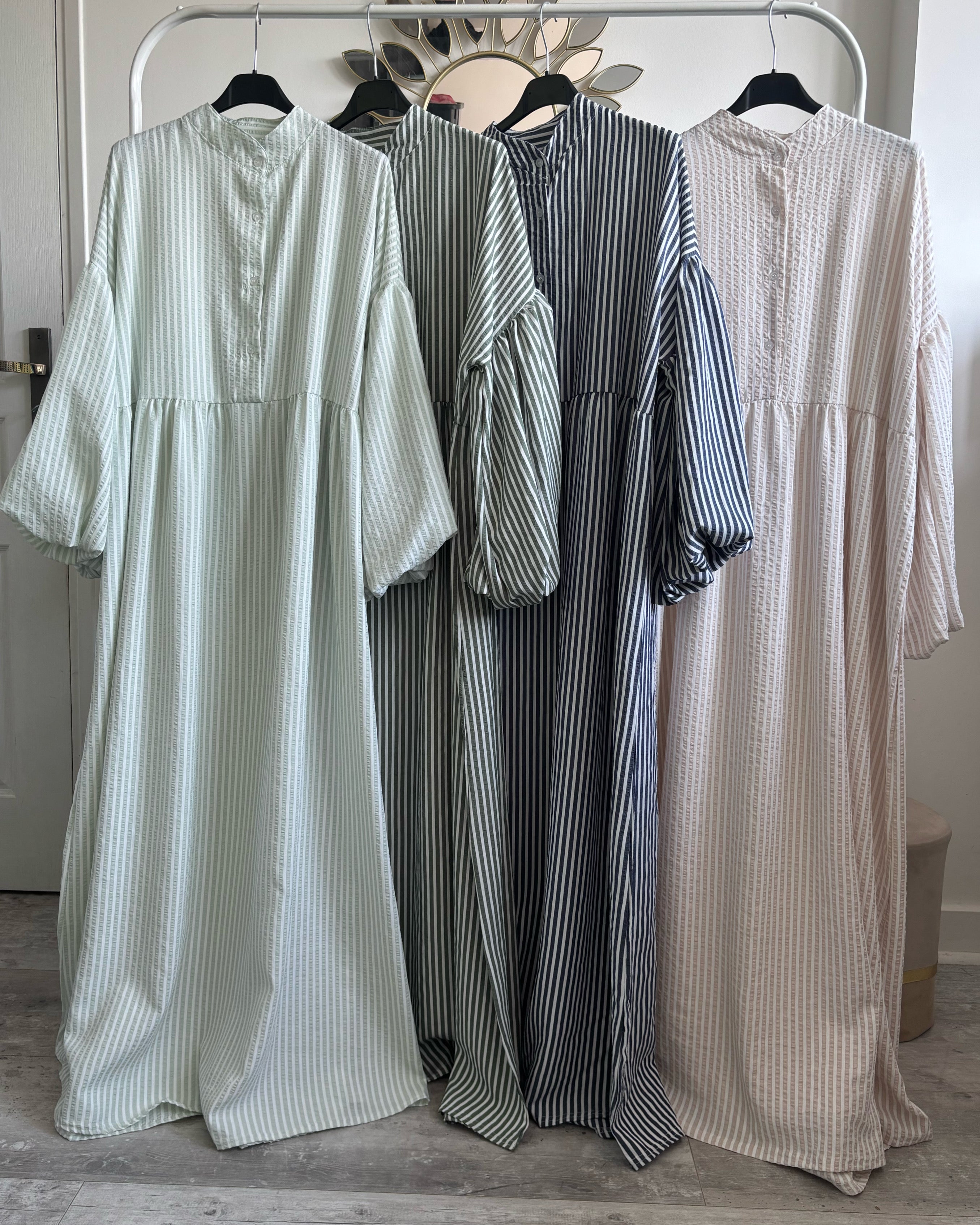 Abaya blanche à rayures – Élégance minimaliste pour l’été