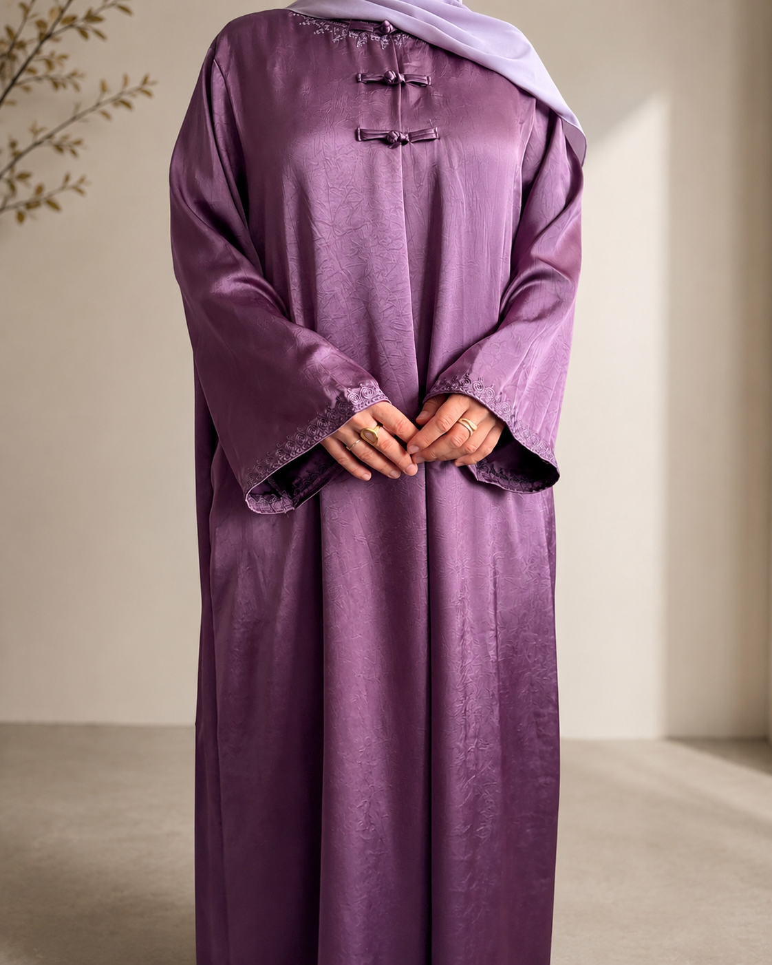 Abaya Élégante Style Asiatique – Boutons Pankou & Tissu Satiné
