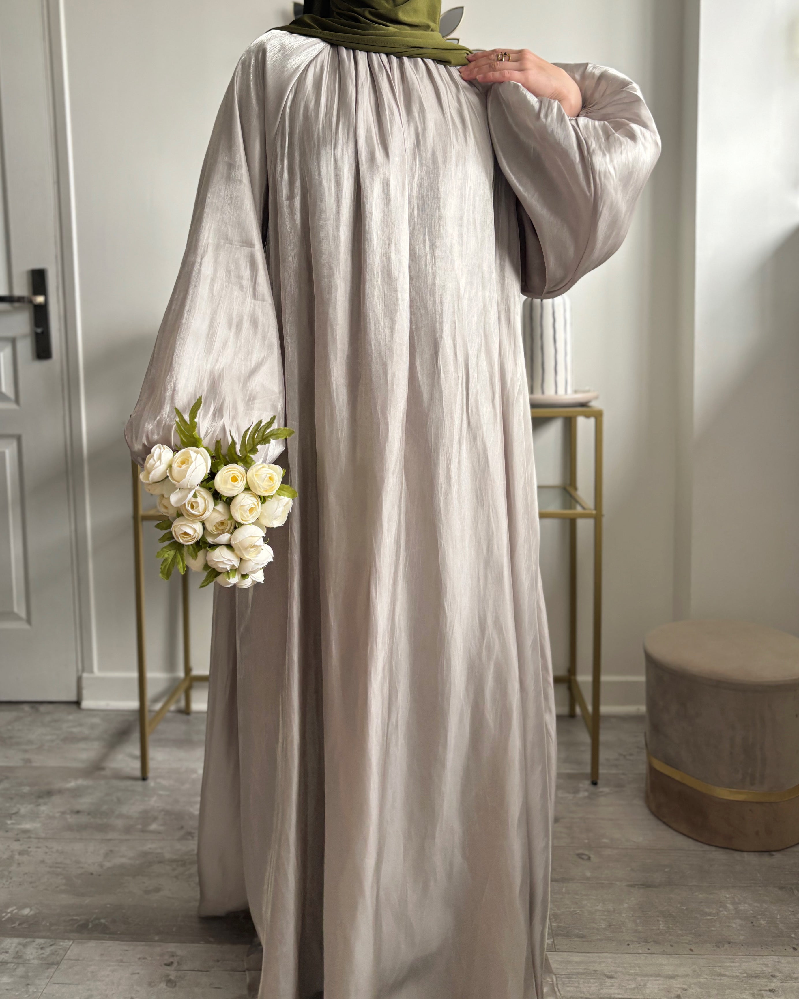 Abaya Satinée Kaki Clair – Élégance Émiratie