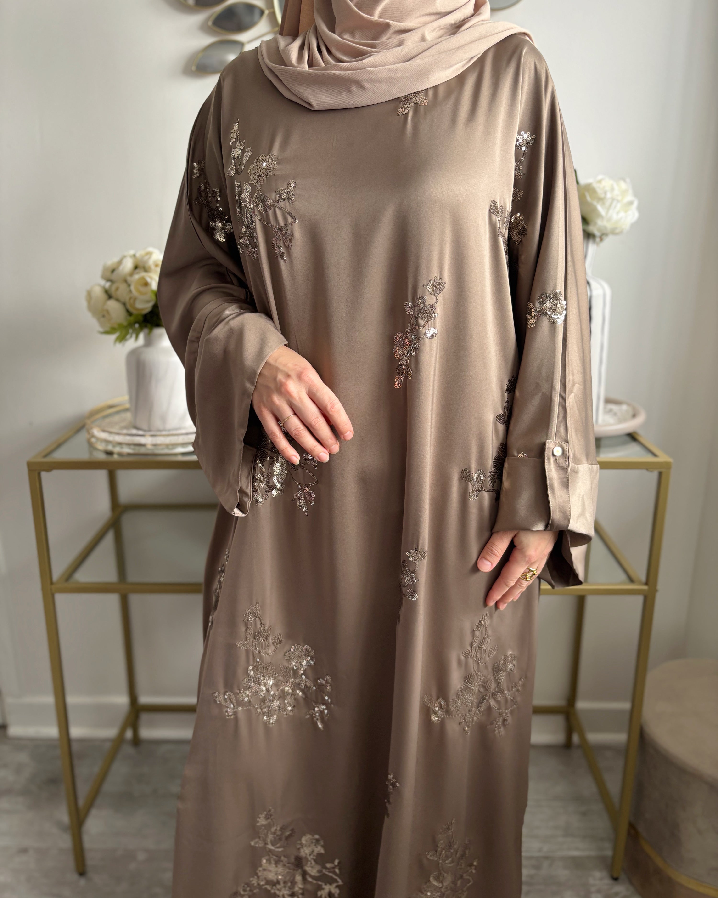 Abaya Satinée Taupe à Sequins – Élégance Intemporelle