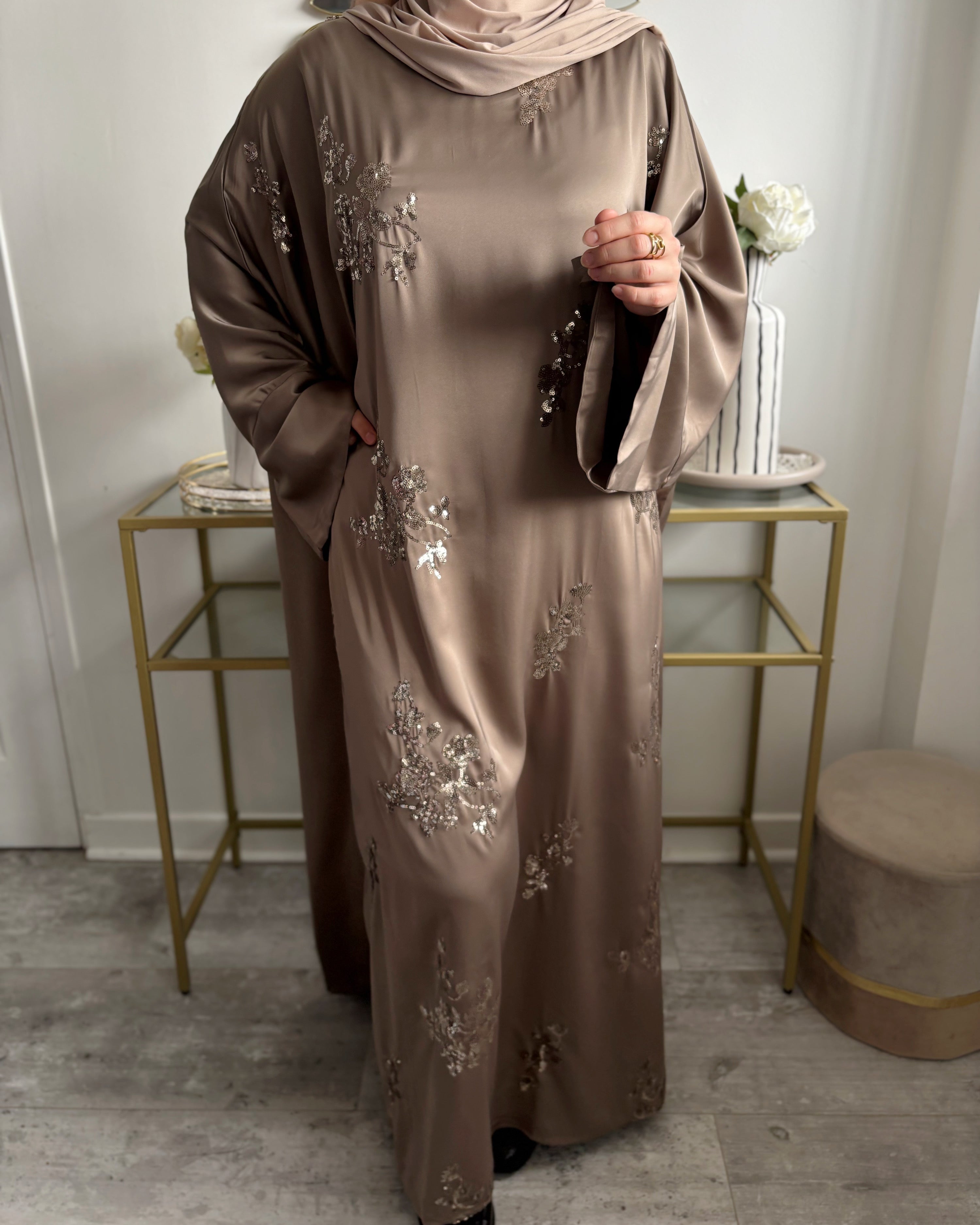 Abaya Satinée Taupe à Sequins – Élégance Intemporelle