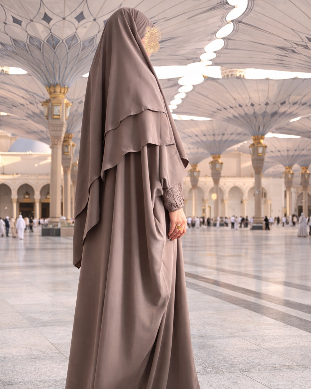 Khimar Rehab – Élégance et Modestie en Soie de Médine