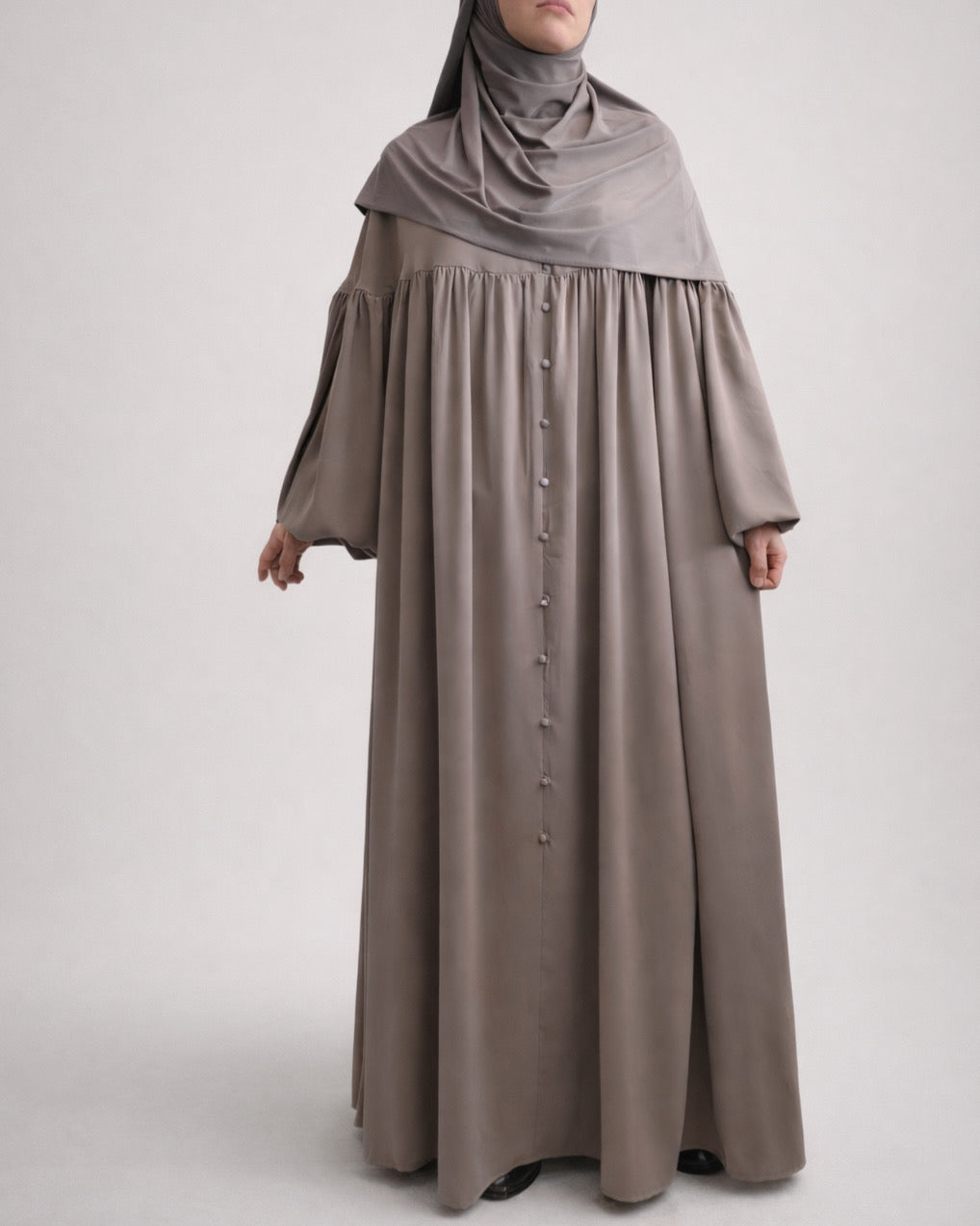 Abaya Alya en Soie de Médine – Élégance Pudique et Raffinée