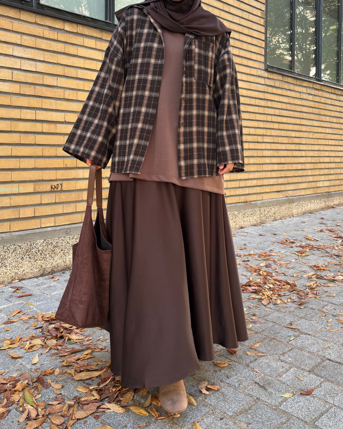 Jupe longue évasée satinée ceinturée – Marron chocolat