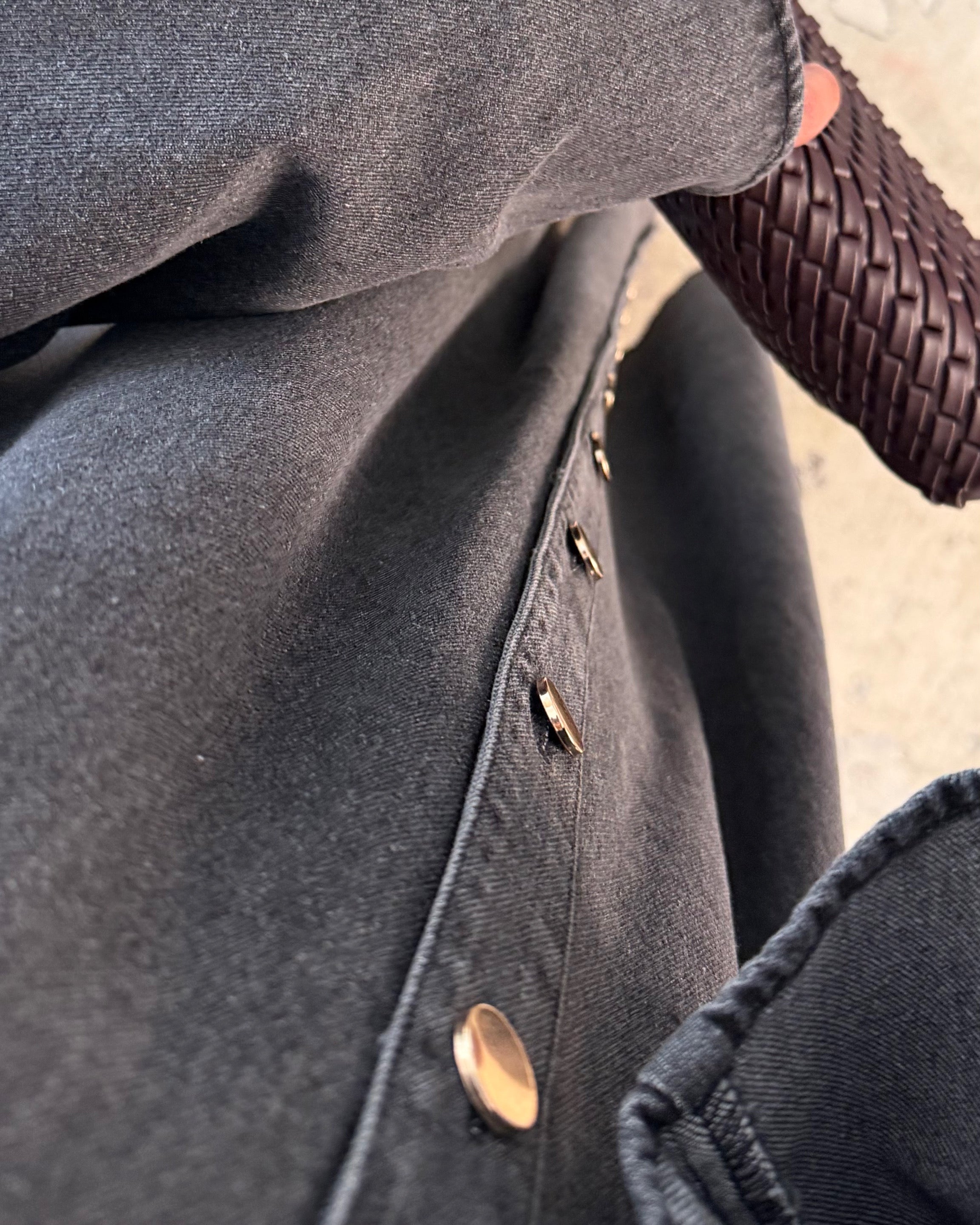 Gros plan sur le tissu jean 100 % coton noire, matière naturelle et résistante.