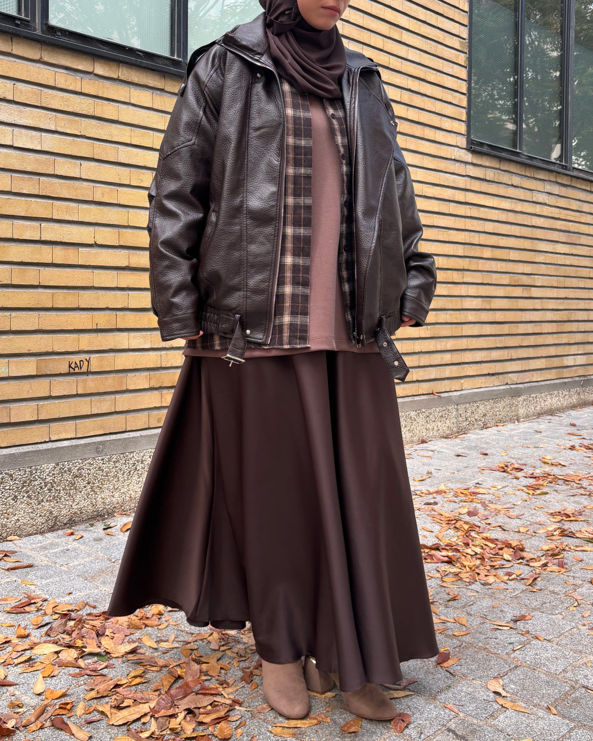 Jupe longue évasée satinée ceinturée – Marron chocolat
