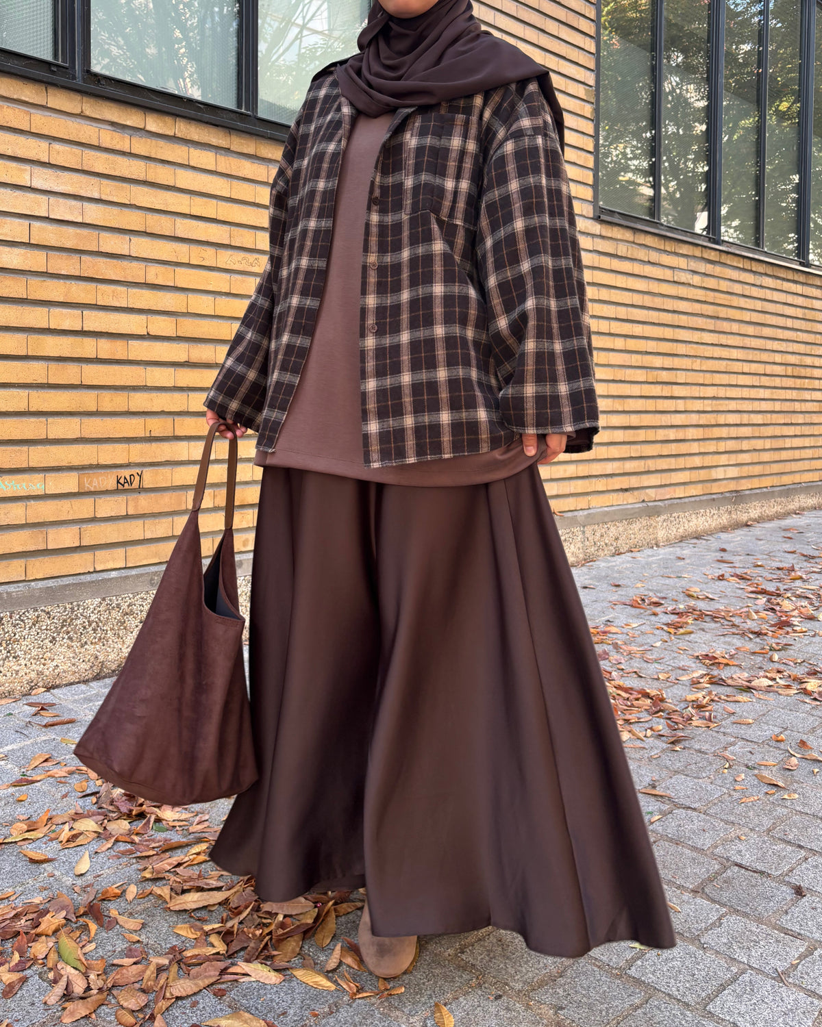 Jupe longue évasée satinée ceinturée – Marron chocolat