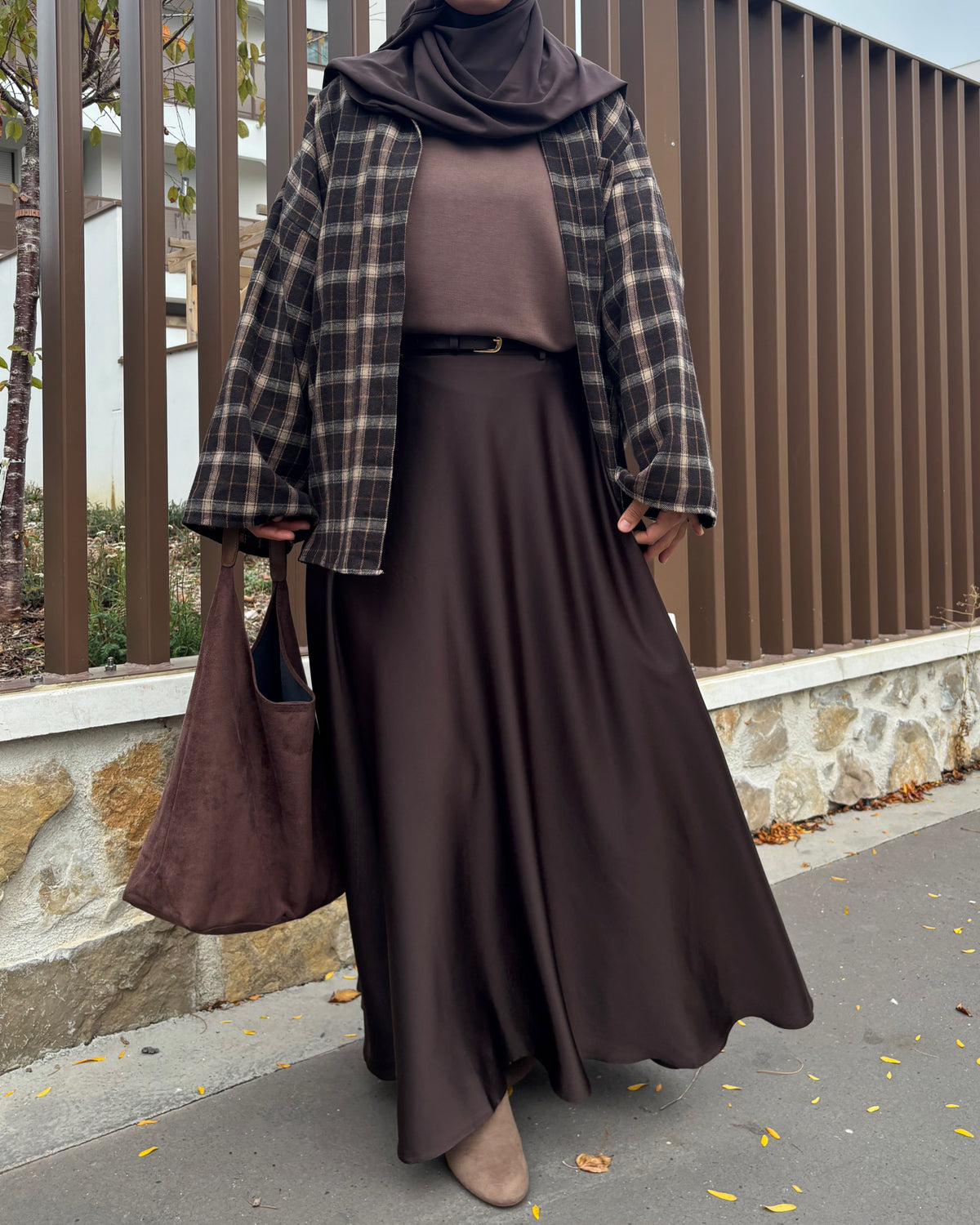 Jupe longue évasée satinée ceinturée – Marron chocolat