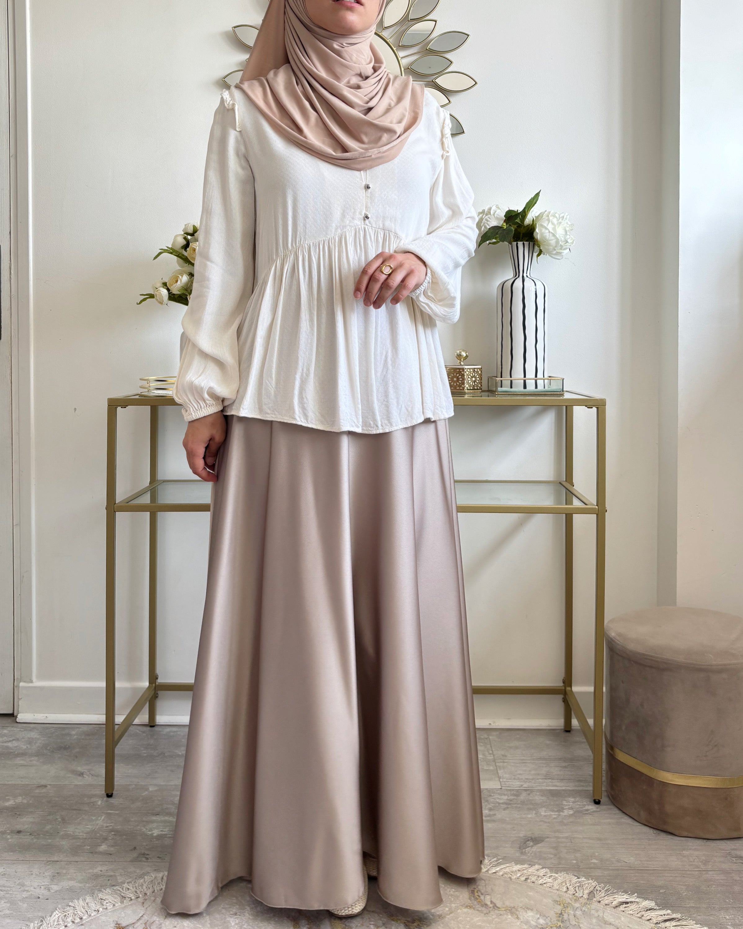 Jupe Satinée Taille Haute - Élégance et Modestie
