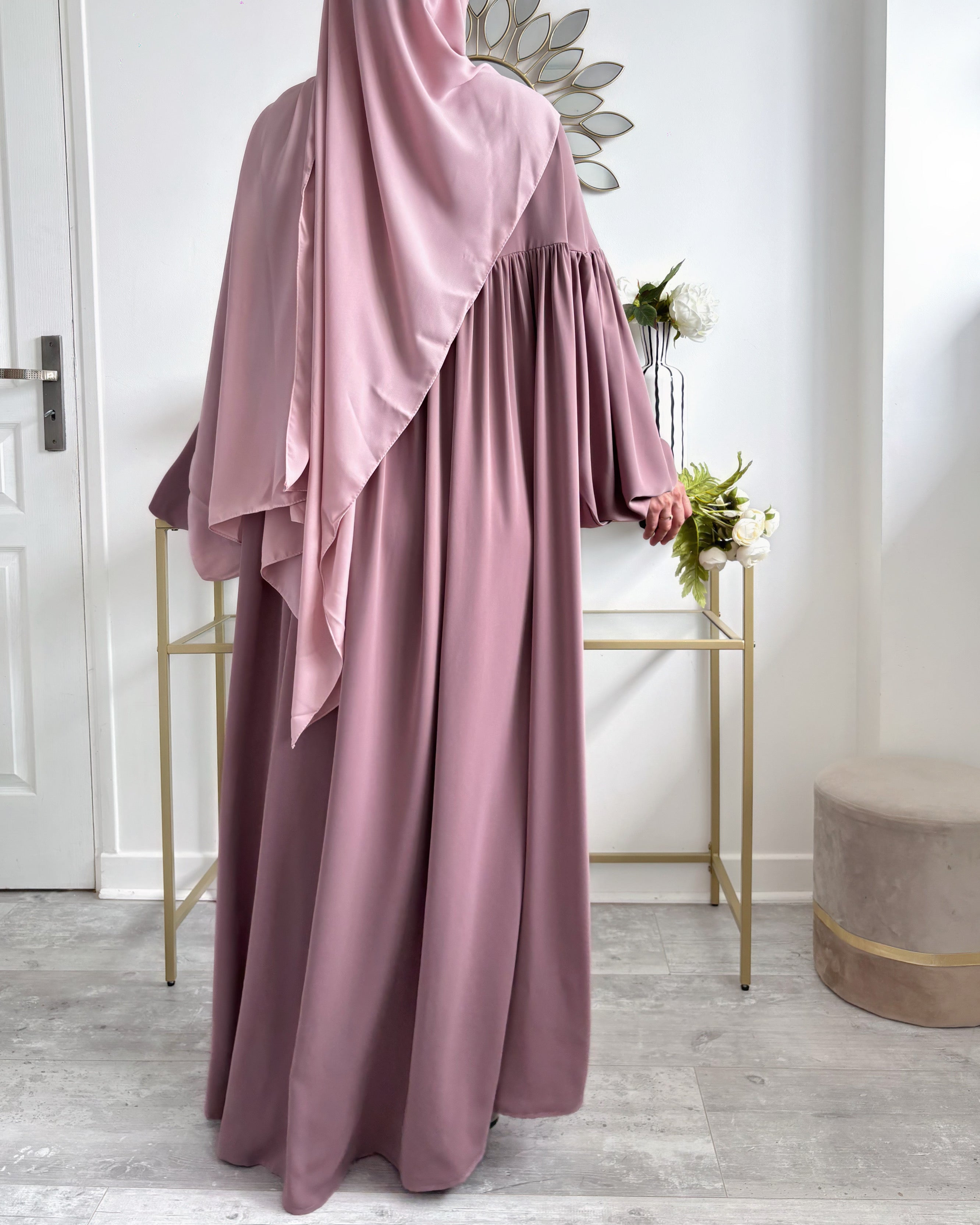 Vue arrière abaya Alya en soie de Médine – tombé élégant