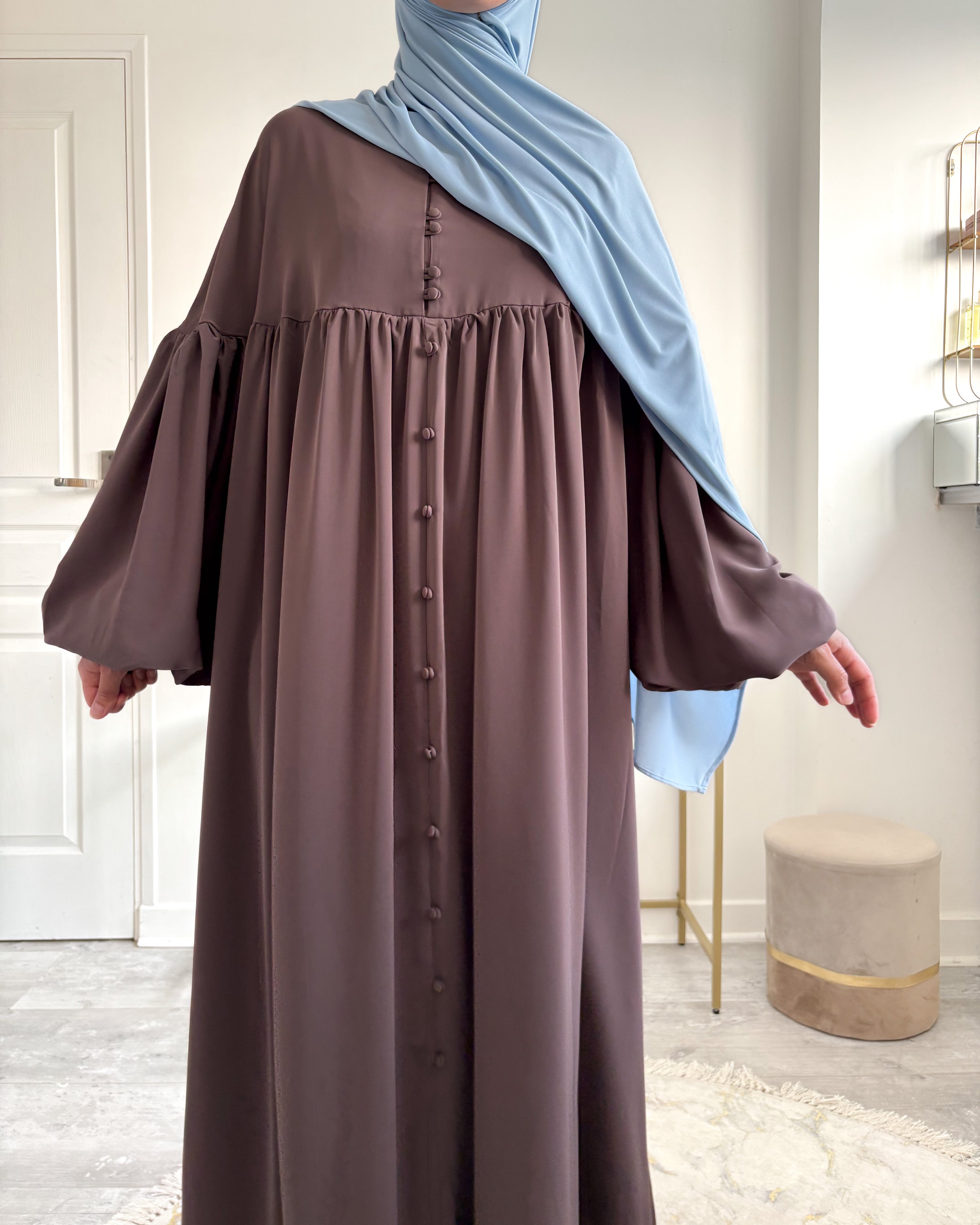 Zoom sur les boutons décoratifs abaya Alya – soie de Médine marron glacé