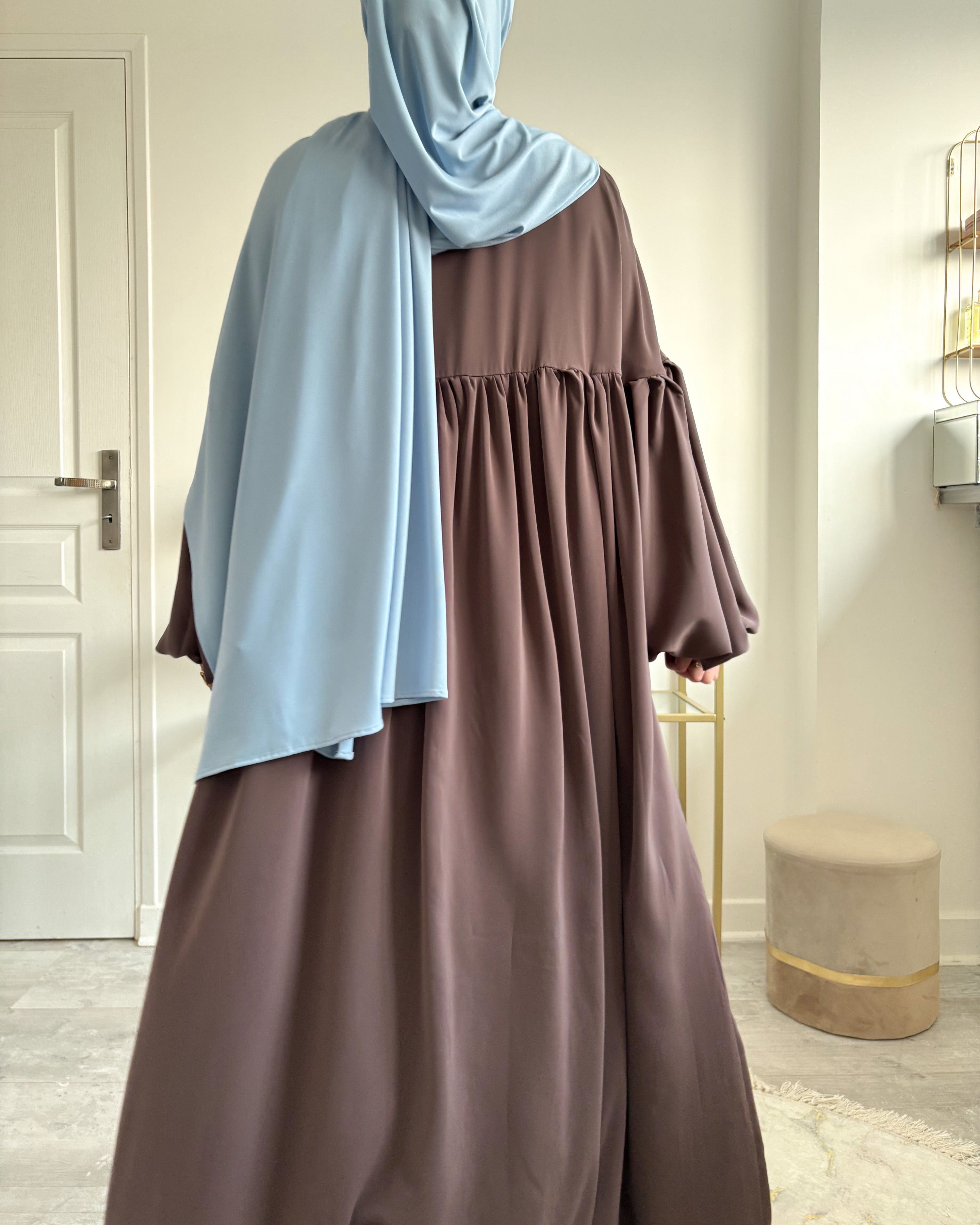 Vue arrière abaya Alya marron glacé – tombé fluide en soie de Médine