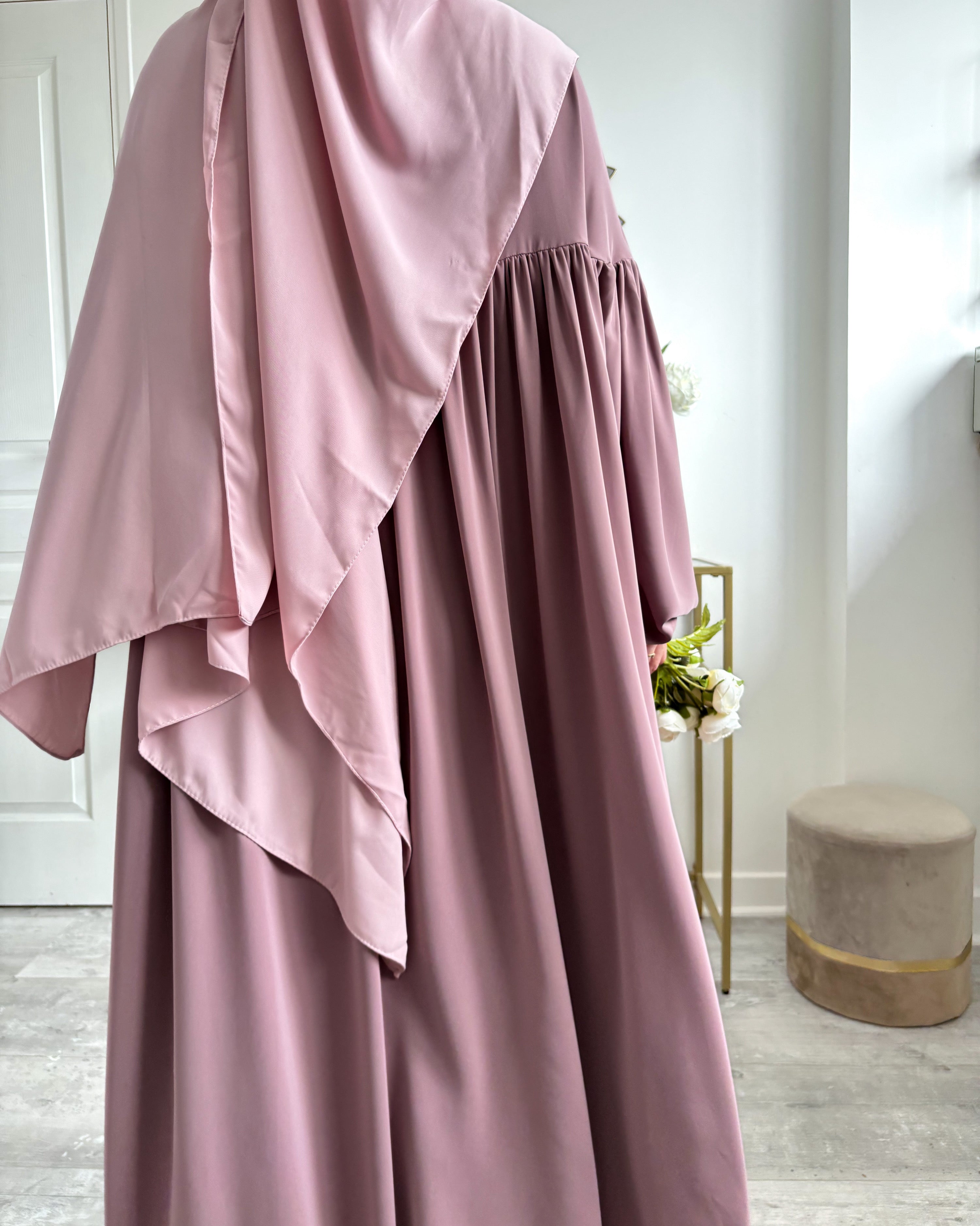 Vue arrière abaya Alya en soie de Médine – tombé élégant