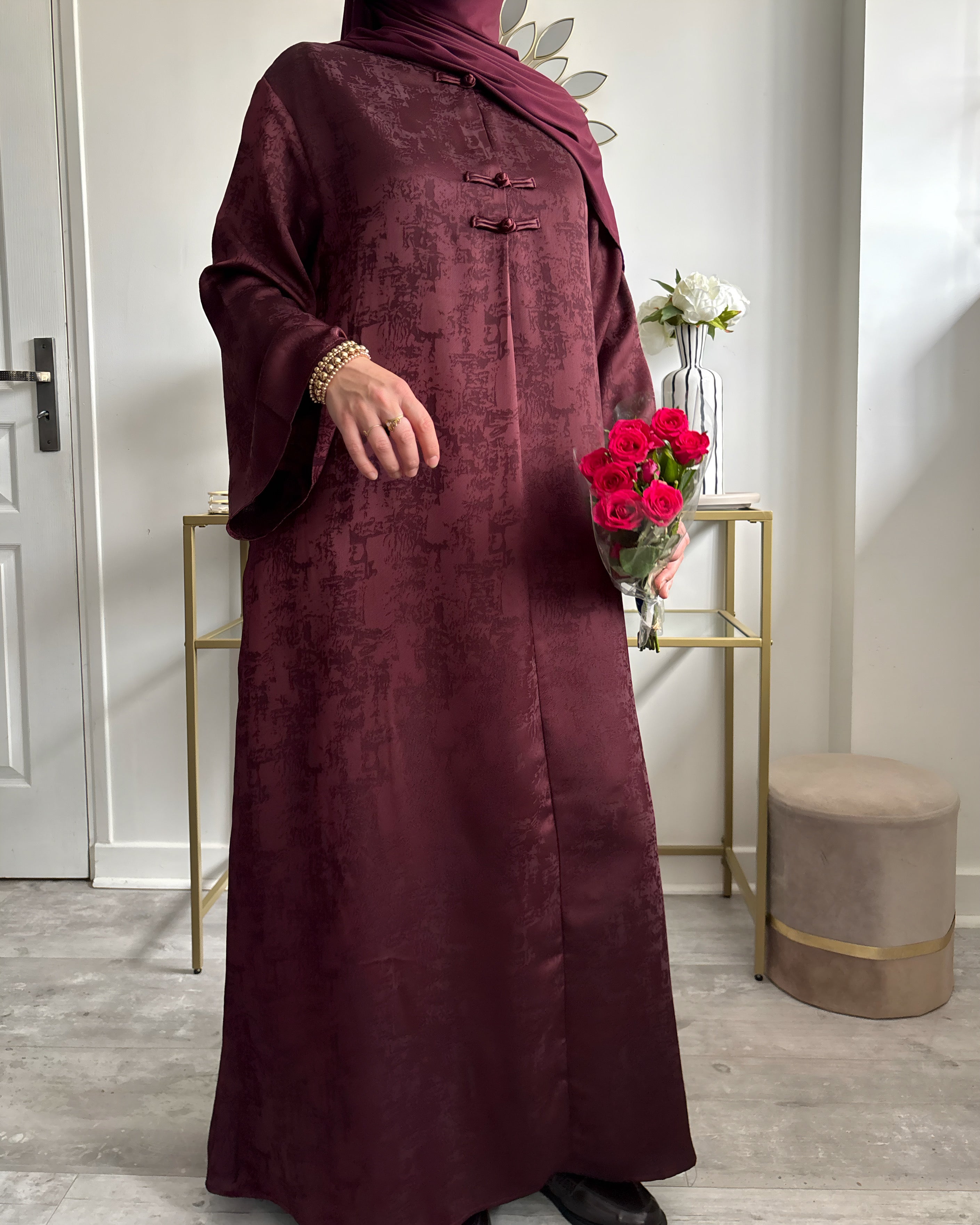 abaya asiatique bordeaux satinée modest fashion femme musulmane