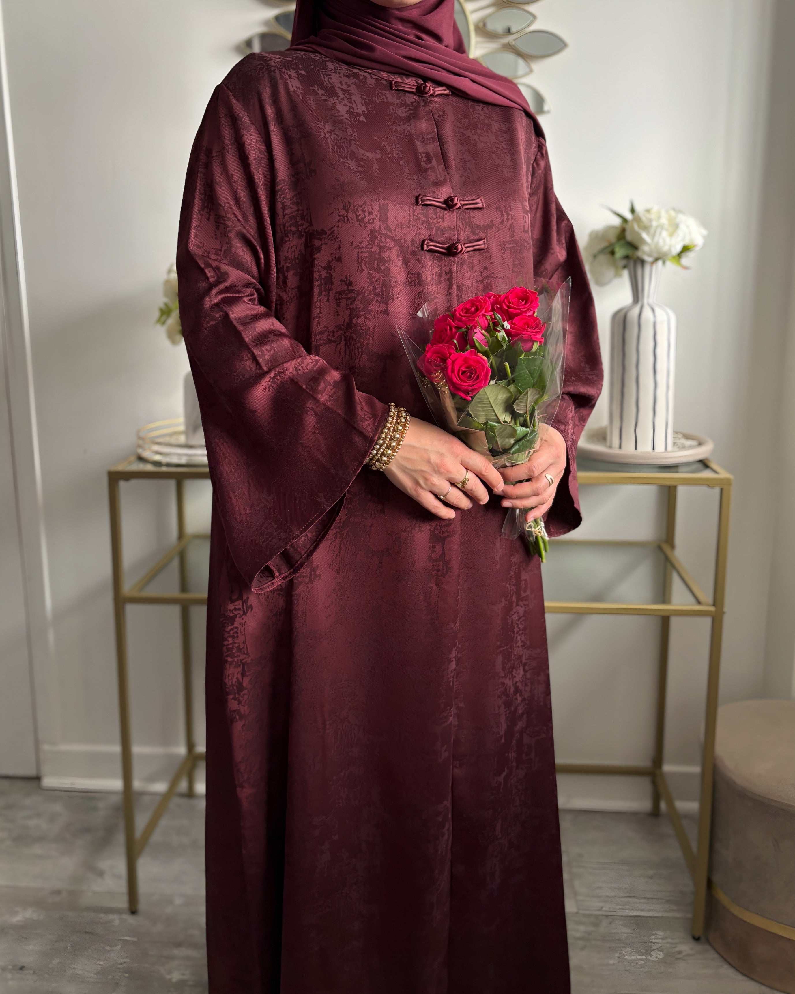 abaya satinée motifs abstraits élégance modest fashion