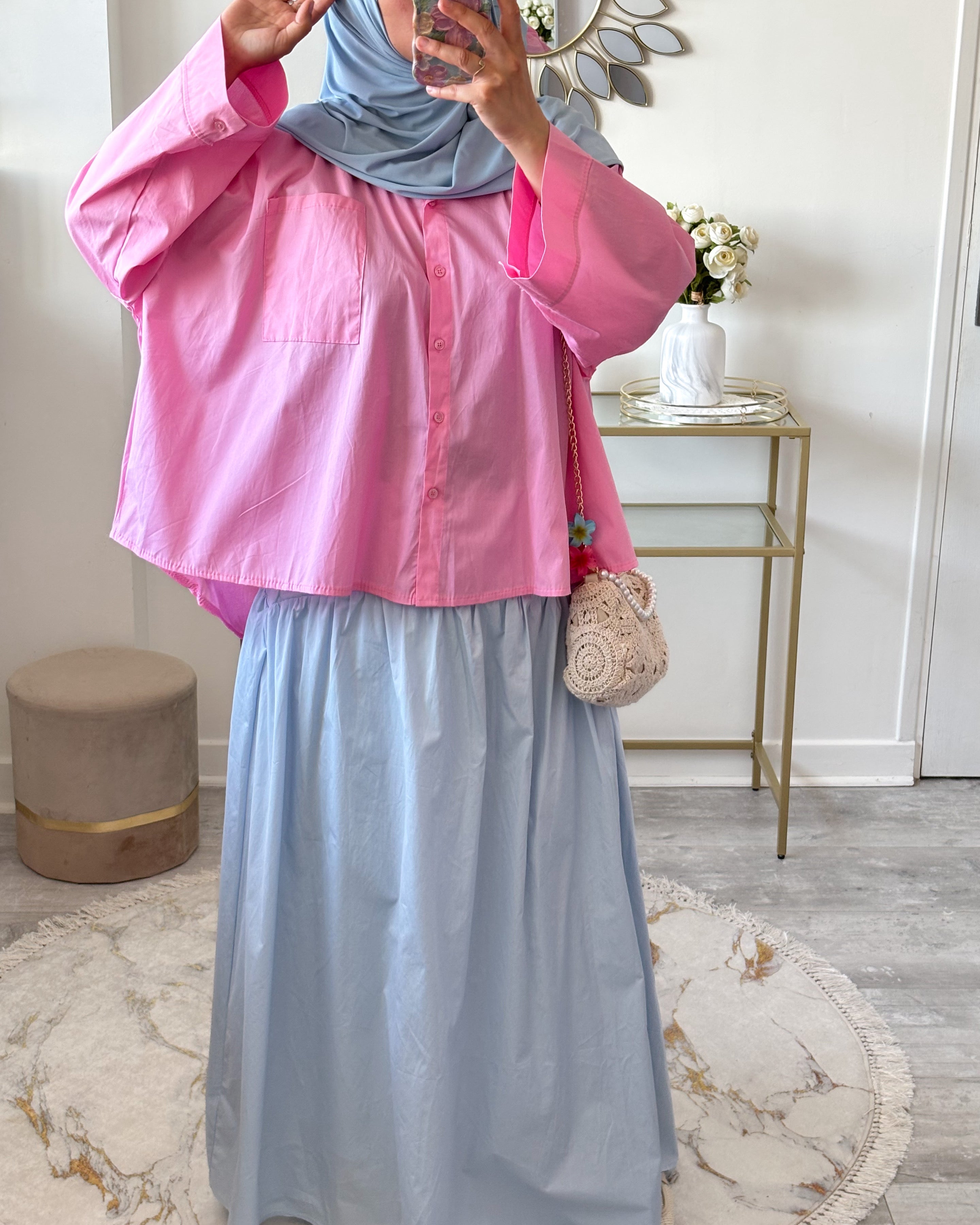 chemise ample modeste rose et et jupe longue bleu