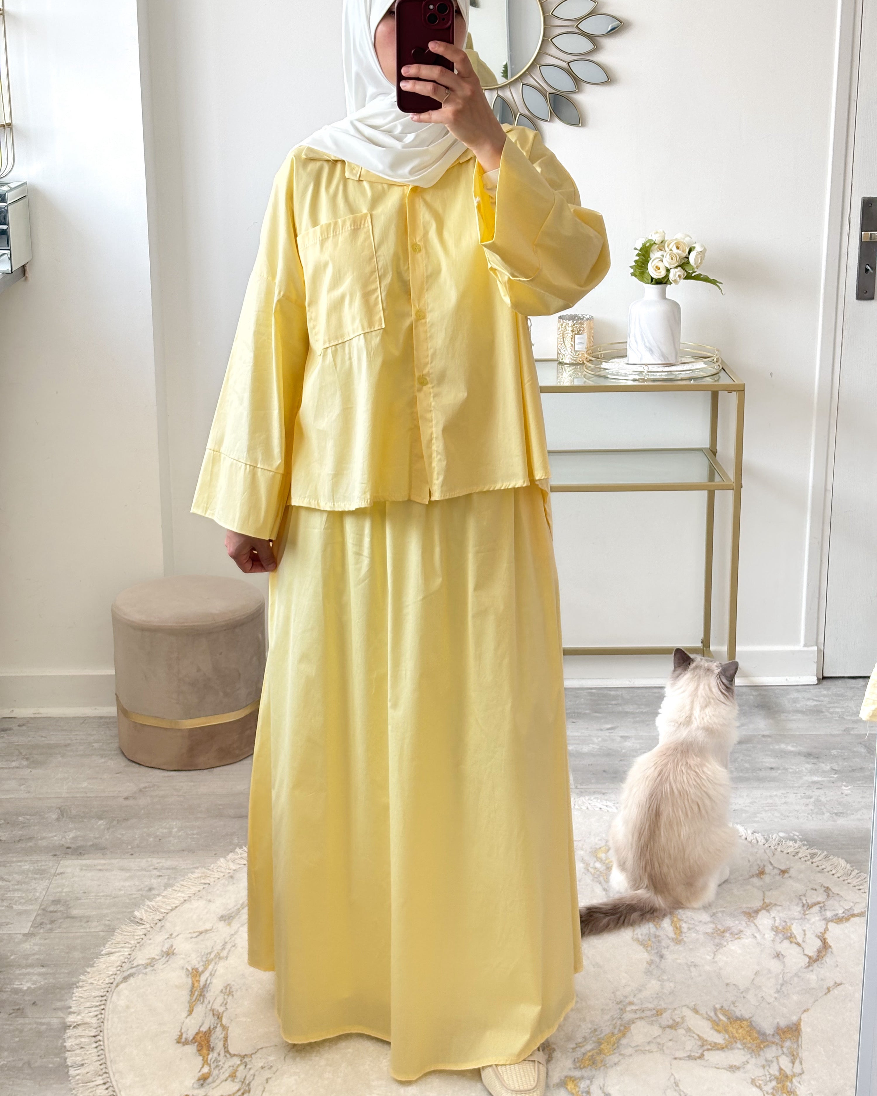 Vue de profil de l’ensemble jaune clair, coupe ample et fluide