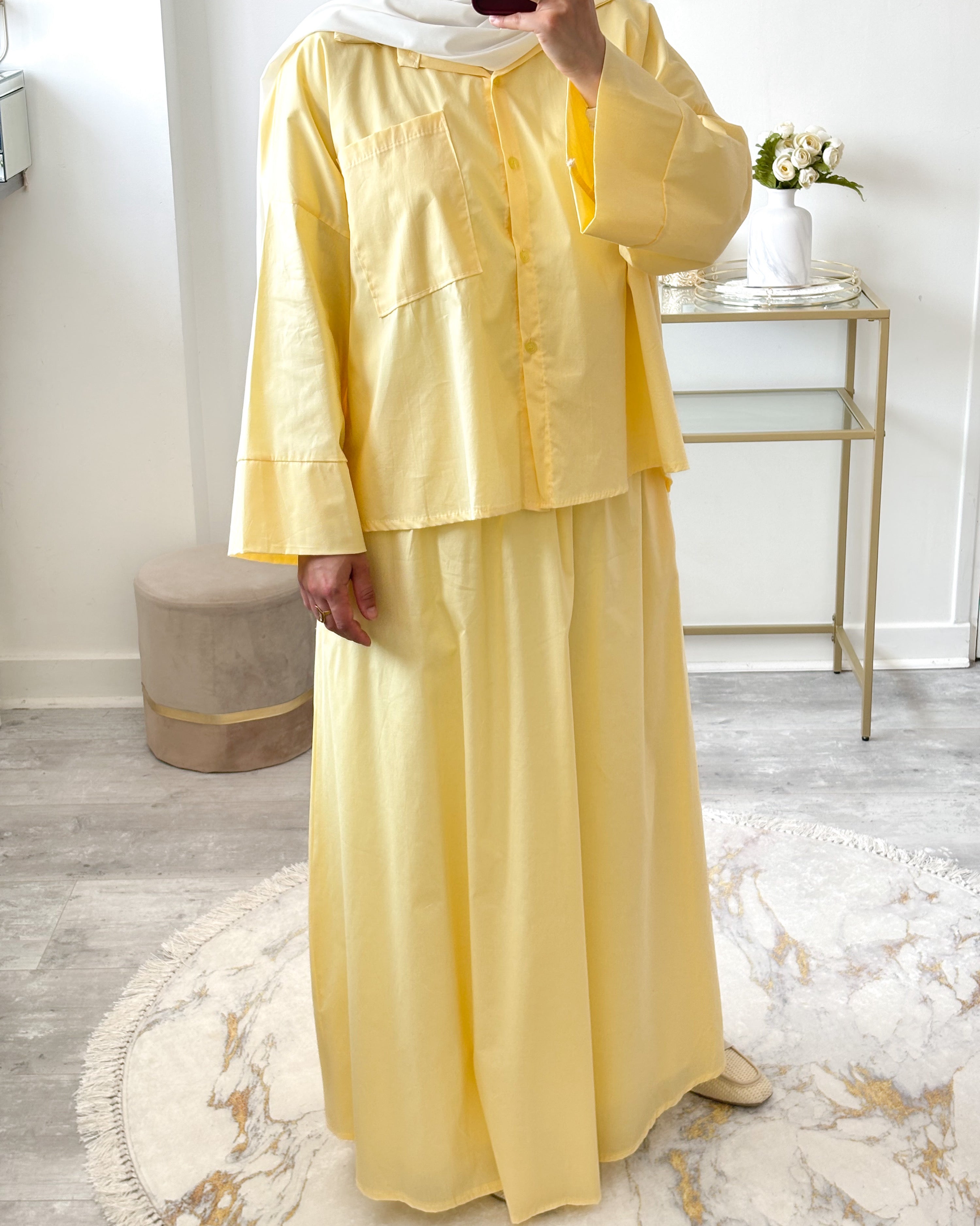 Vue de profil de l’ensemble jaune clair, coupe ample et fluide