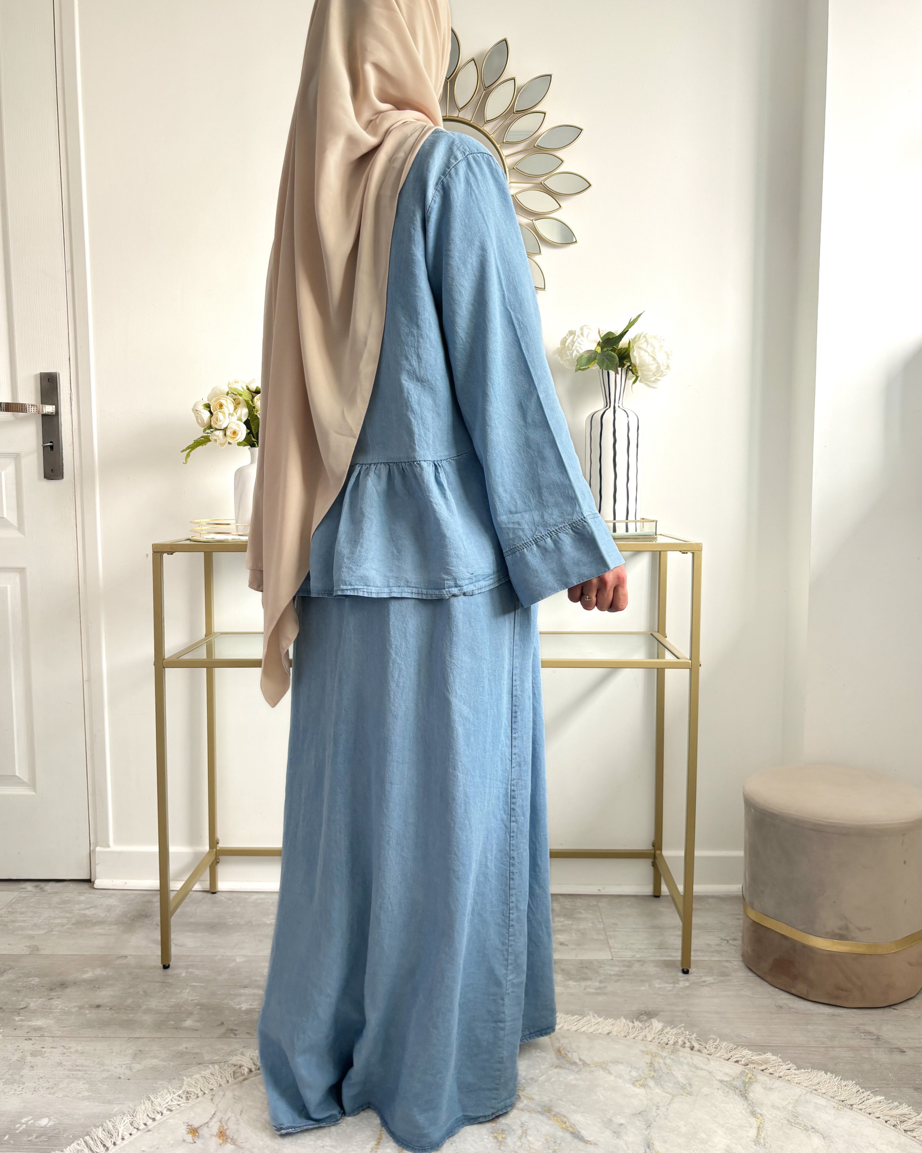Ensemble modeste avec robe et gilet à nouer en denim clair avec hijab modestijab beige