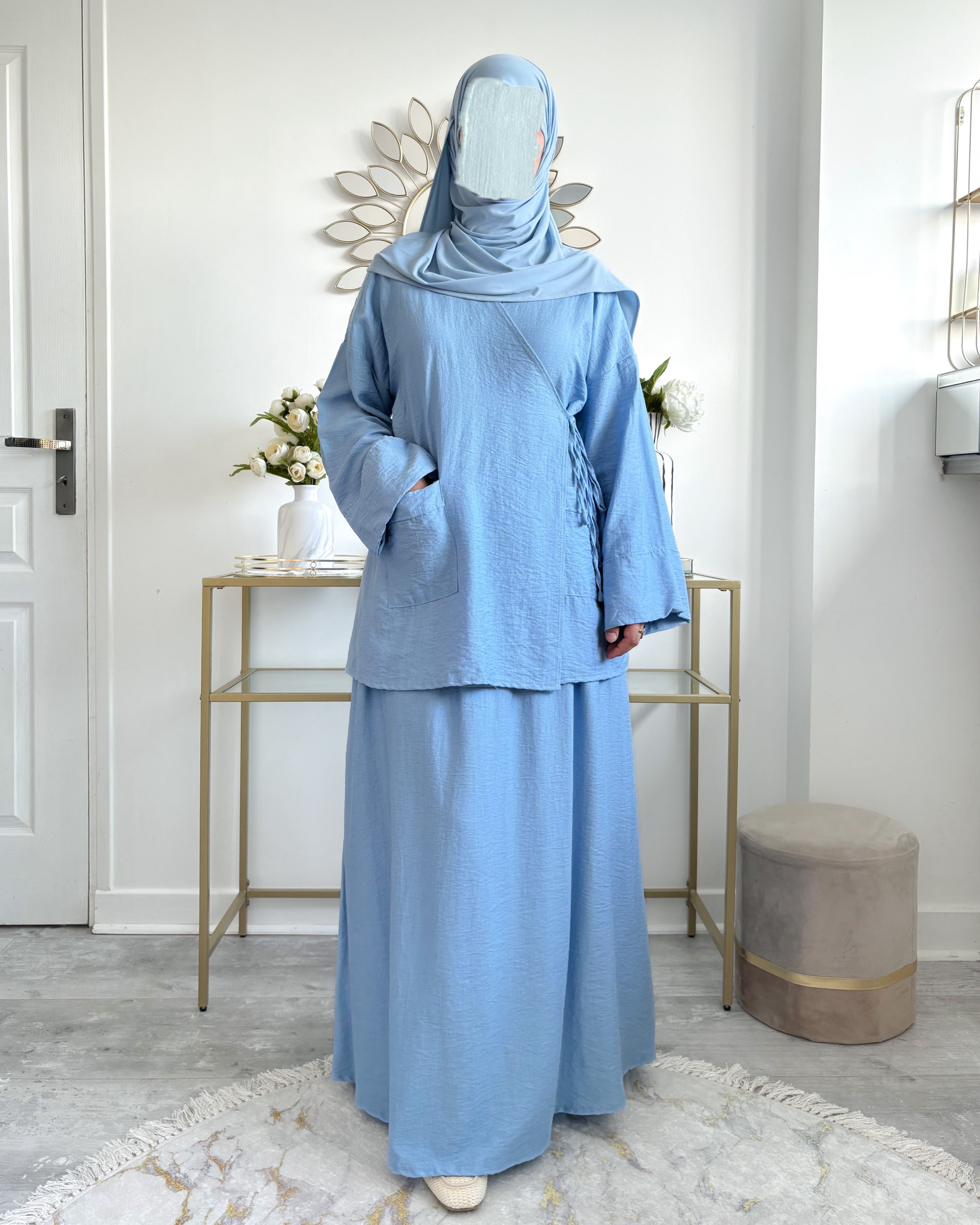 ensemble jupe et tunique croisée bleu bébé, coupe fluide et modeste