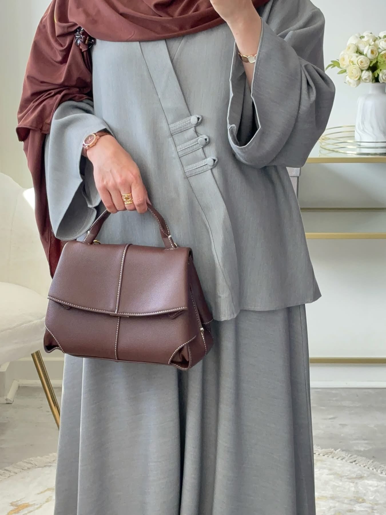 La jupe longue évasée de l’Ensemble Aiko accompagne chacun de vos pas avec grâce. Une allure fluide et raffinée, pensée pour sublimer la modest fashion.
