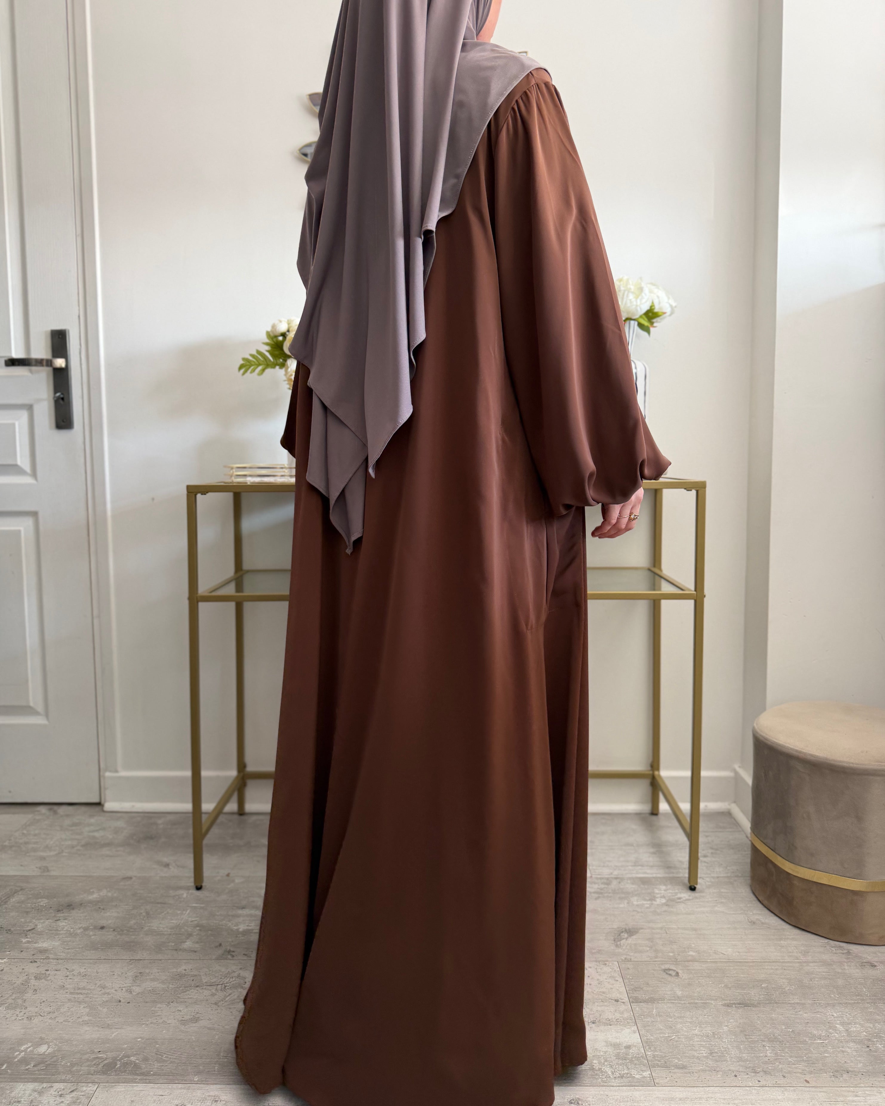 Kimono chocolat superposé sur abaya tenue printanière modest fashion