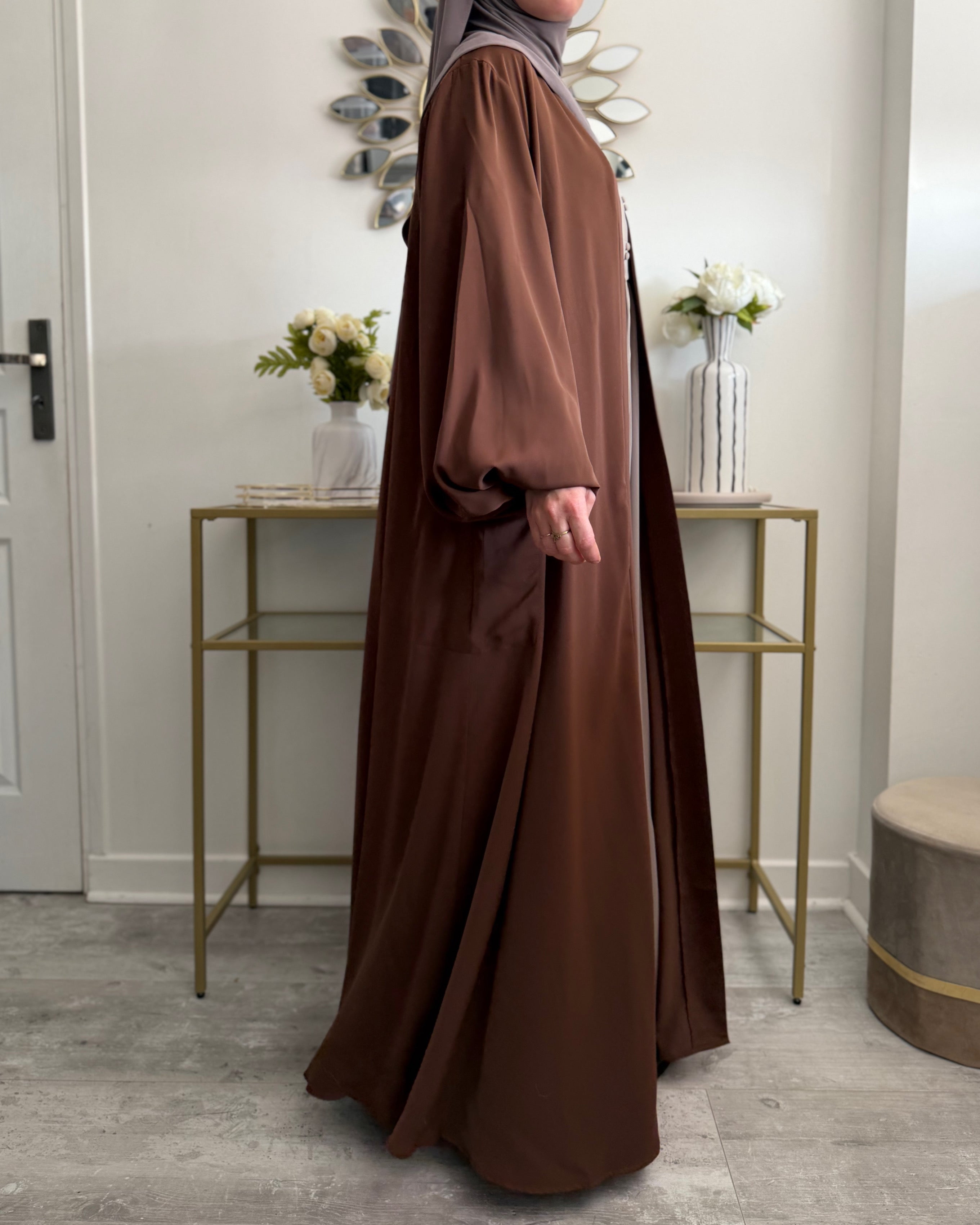 Kimono chocolat avec ceinture manches bouffantes porté sur abaya femme musulmane